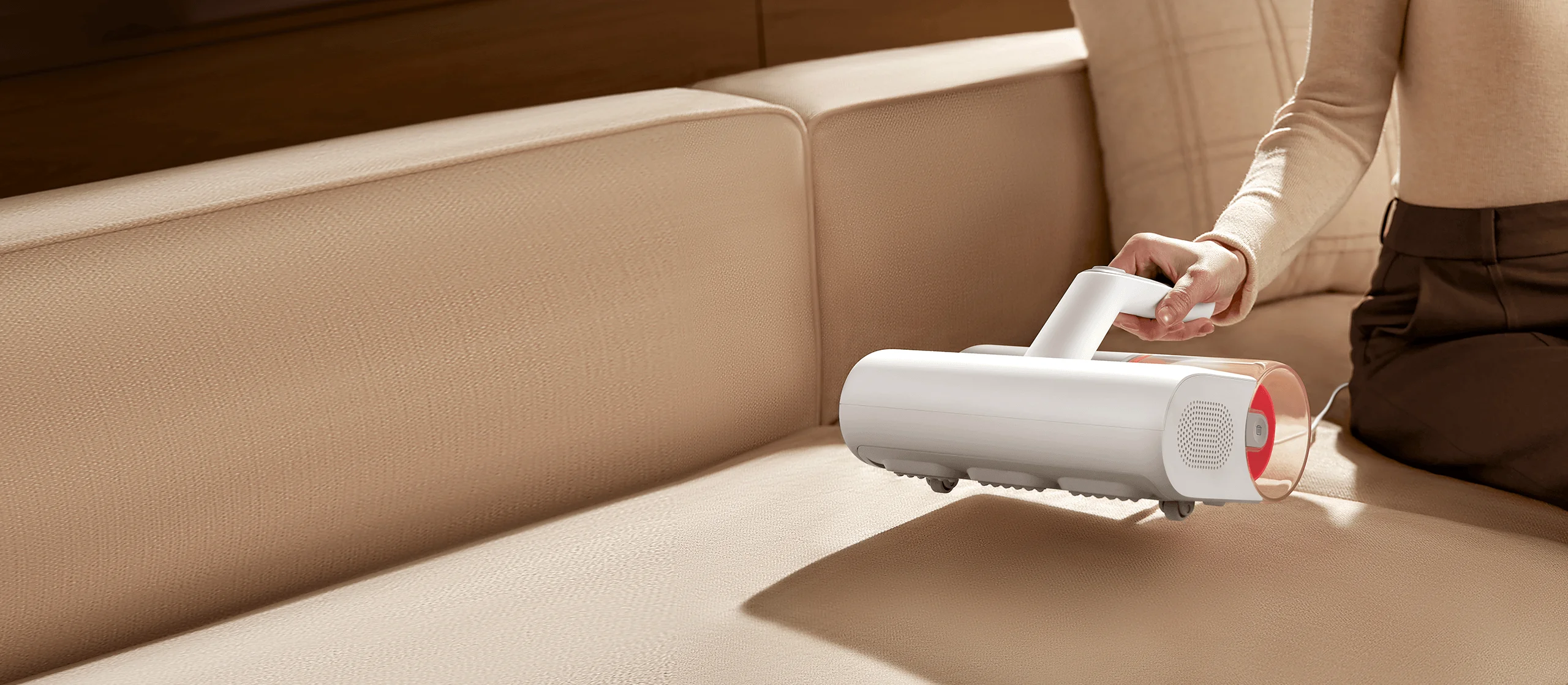 Почистване на диван с леката прахосмукачка за акари Xiaomi Dust Mite Vacuum Cleaner