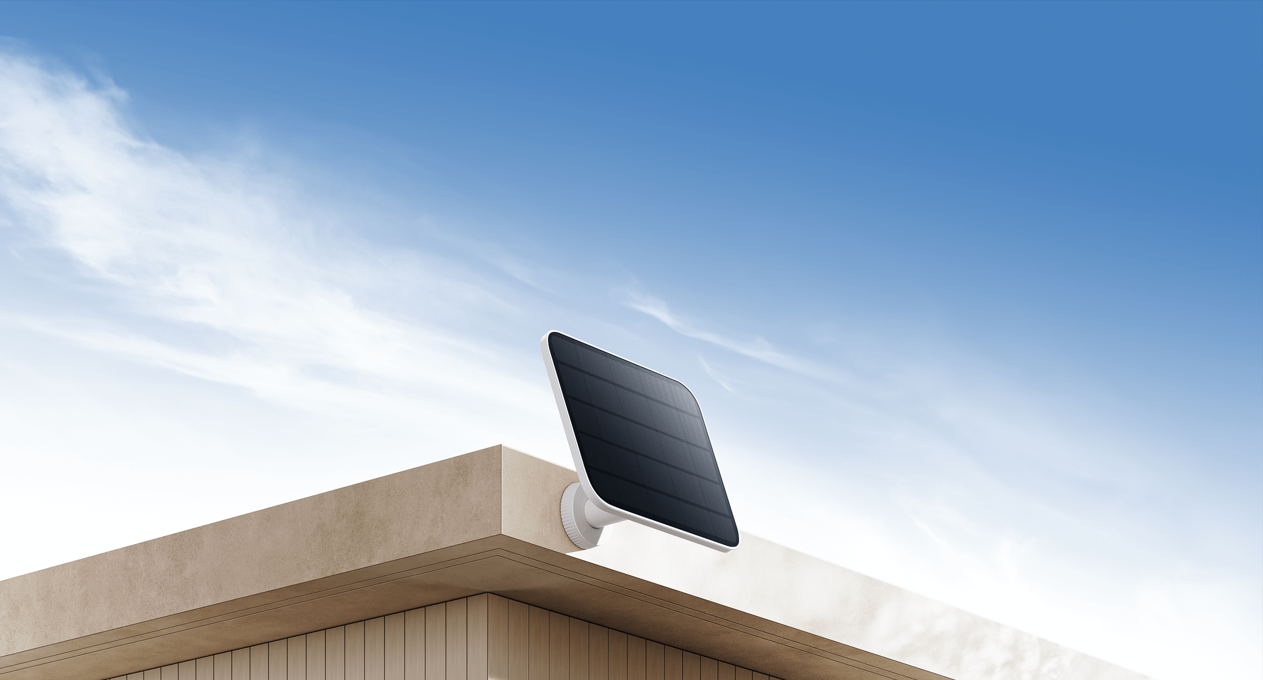 Xiaomi Outdoor Camera Solar Panel (BW Series), монтиран под стряхата на къща под ясно синьо небе