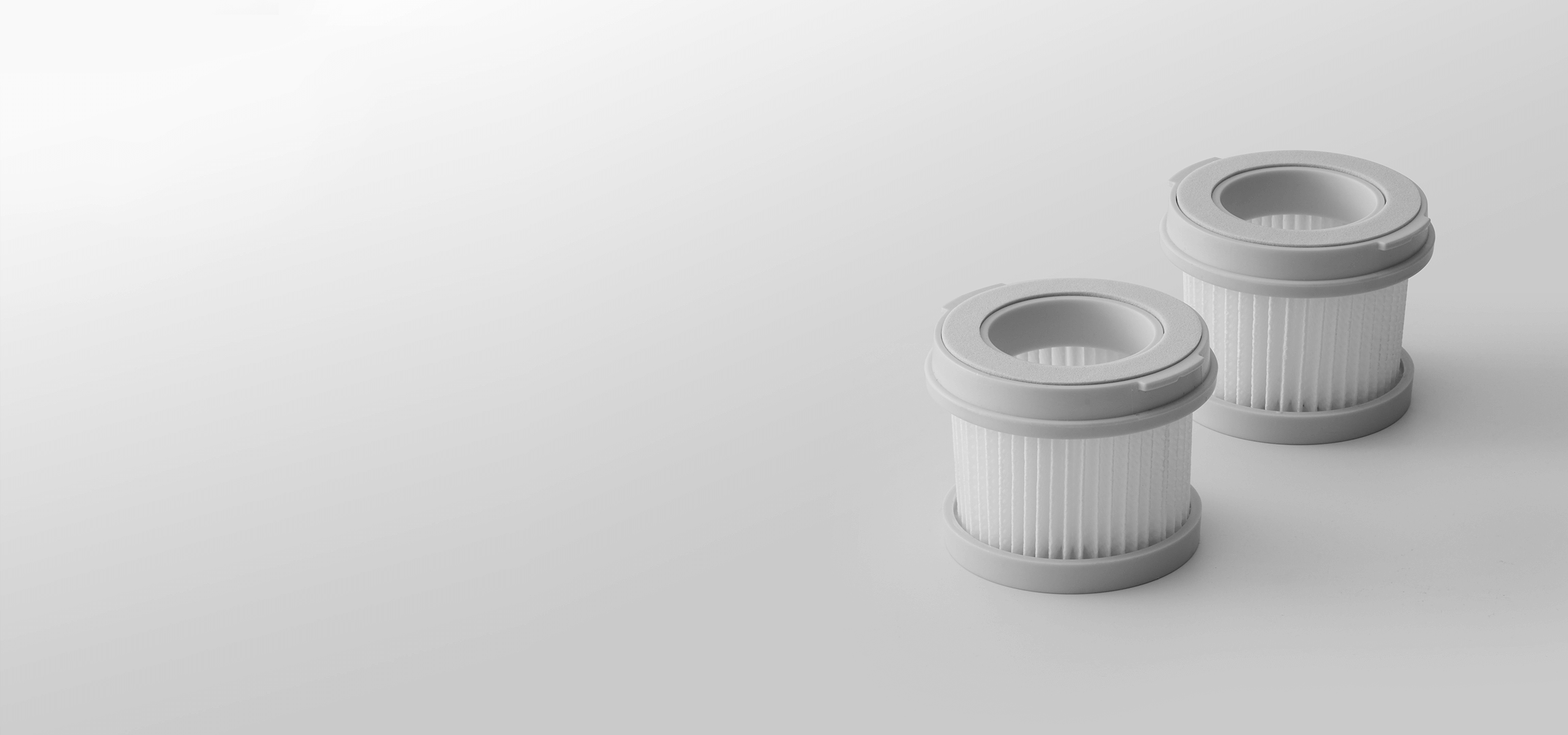 Два филтъра Xiaomi Dust Mite Vacuum Cleaner Filter (2-Pack) на светлосив фон