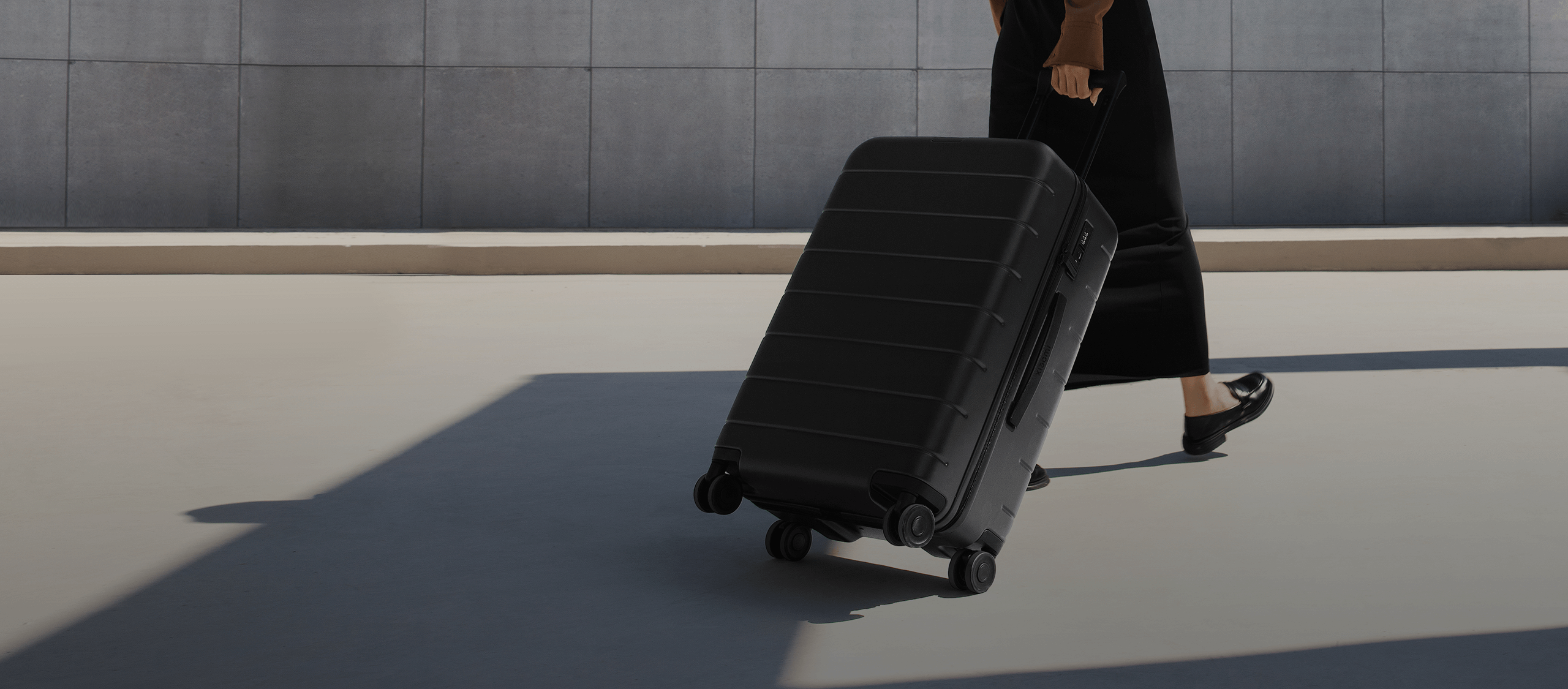 Пътник тегли куфар Xiaomi Luggage Classic Pro на летището