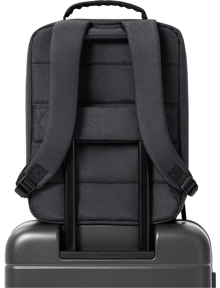 Раница, закачена на телескопичната дръжка на куфар Xiaomi Luggage Classic Pro