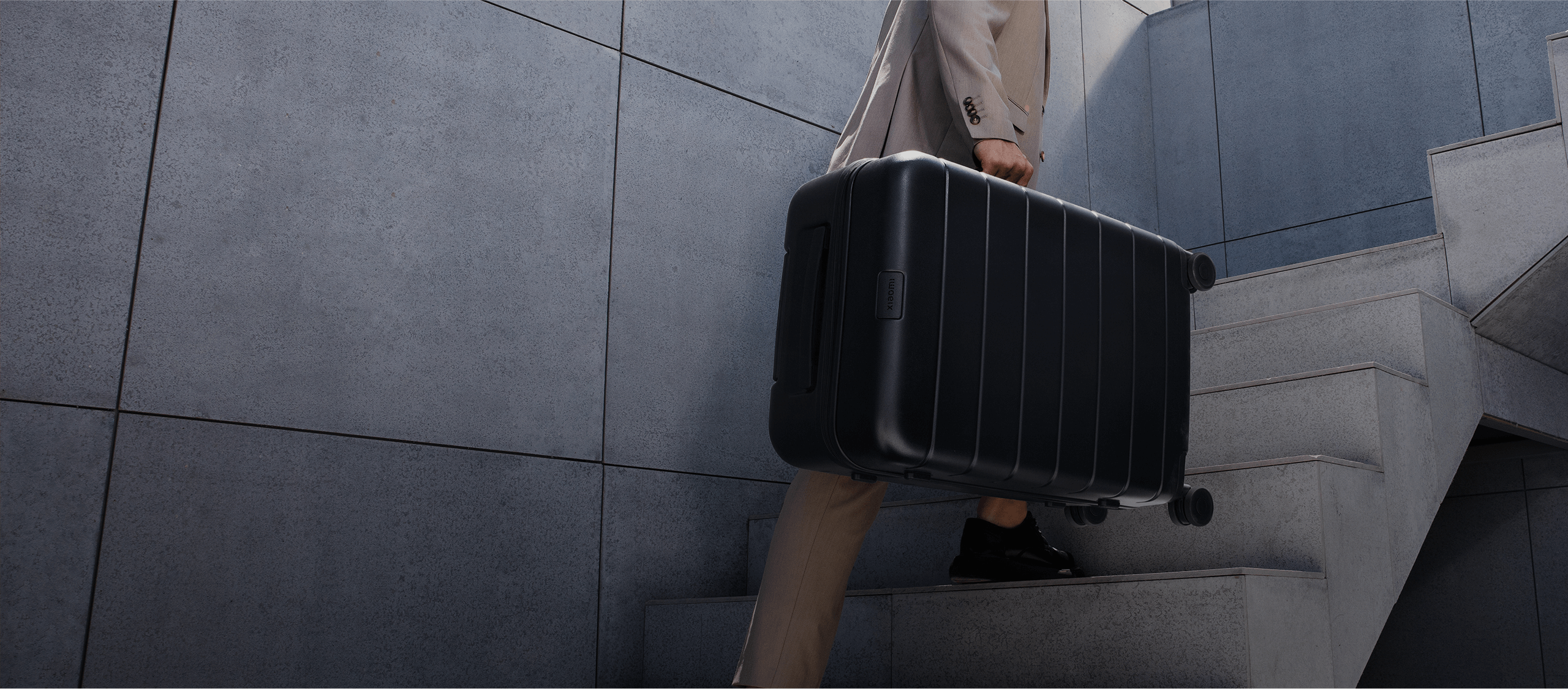 Куфар Xiaomi Luggage Classic Pro, носен на ръка по стълби