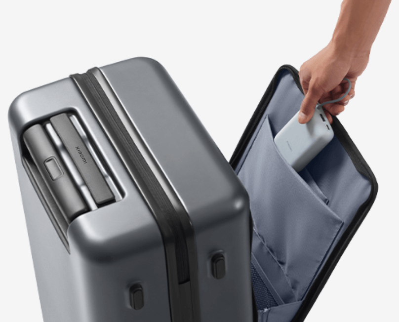 Ръка вади вещ от зоната за бърз достъп на Xiaomi Front Pocket Carry-on Luggage 20"