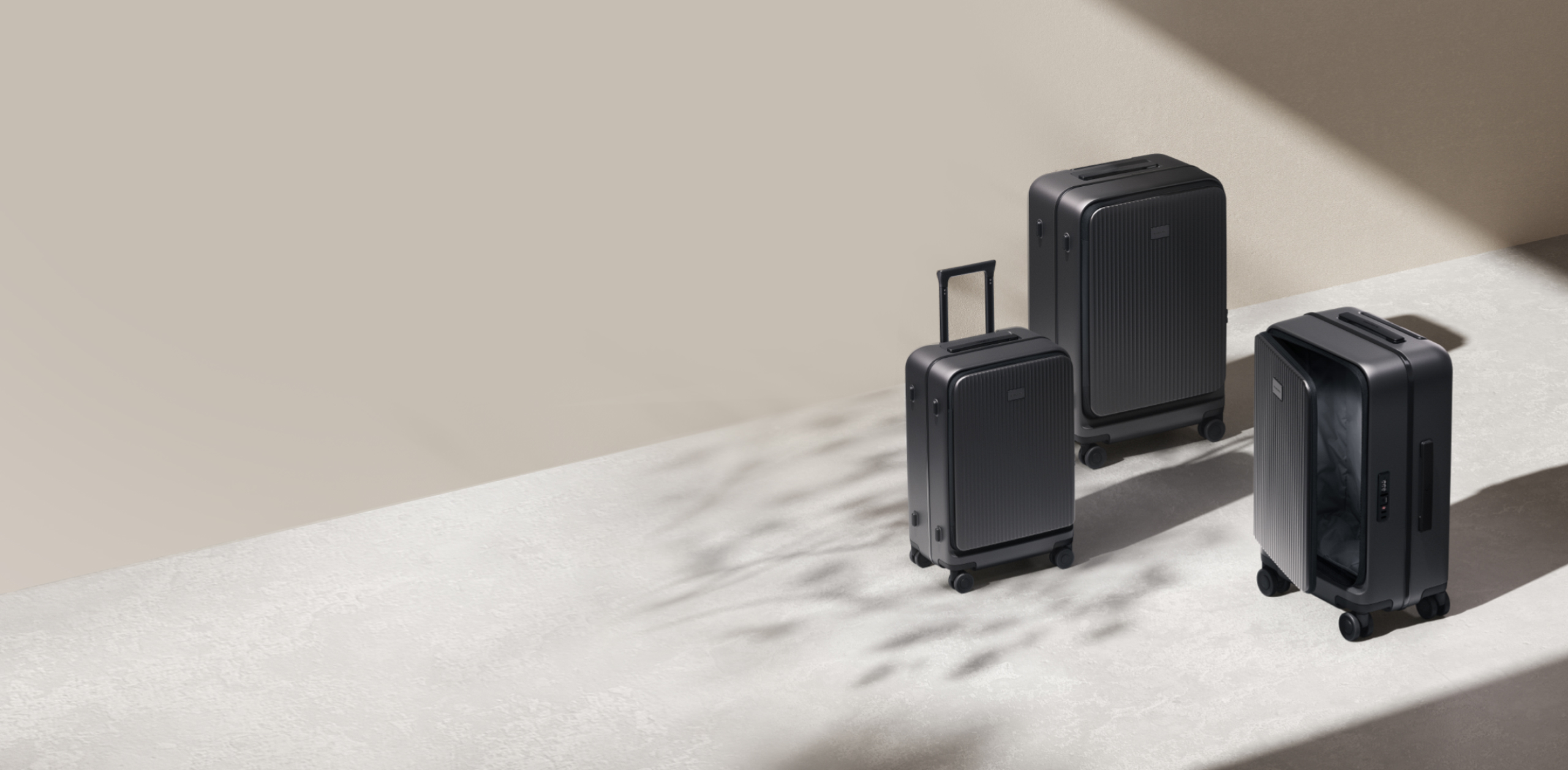 Куфари Xiaomi Front Opening Luggage 20" в цвят Carbon Black, подредени на светла пейка