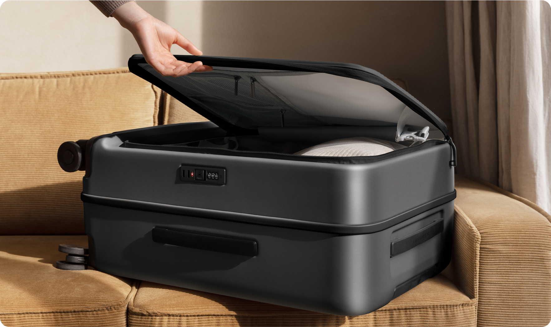 Ръка отваря предния капак на куфар Xiaomi Front Opening Luggage 20"