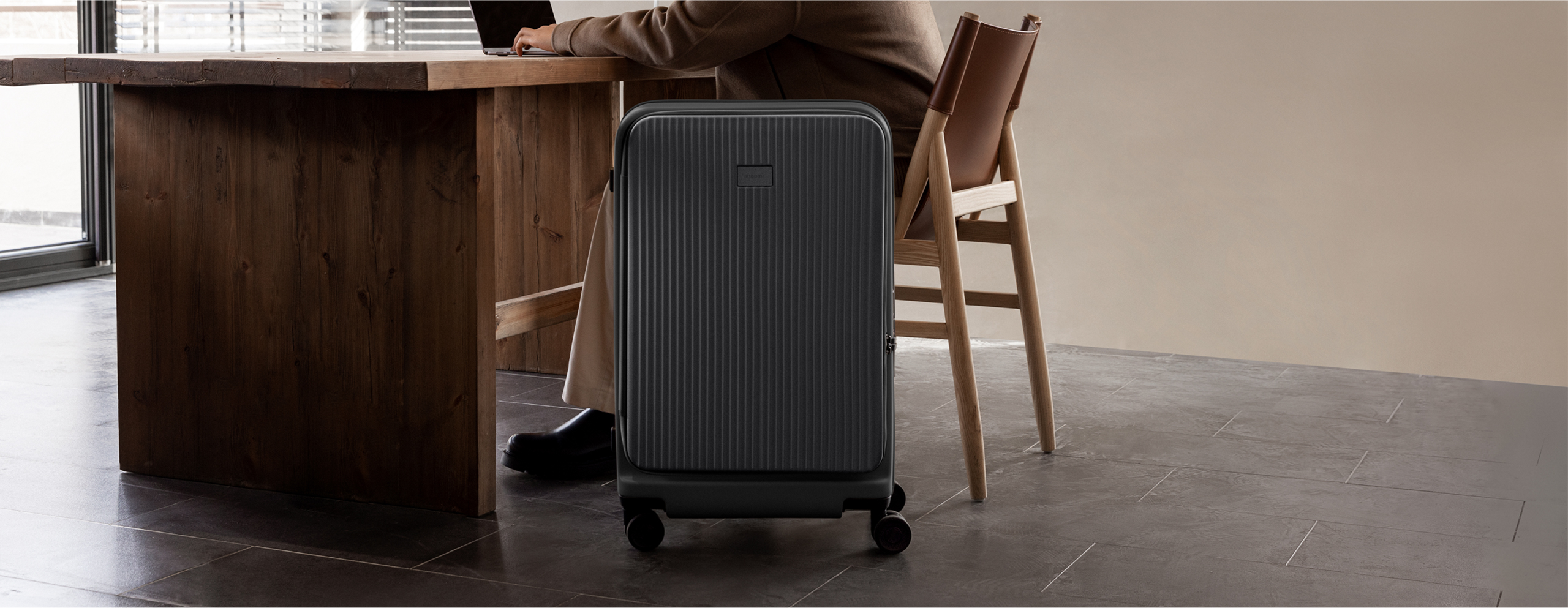 Куфар Xiaomi Front Opening Luggage 20" до работно бюро в светло помещение