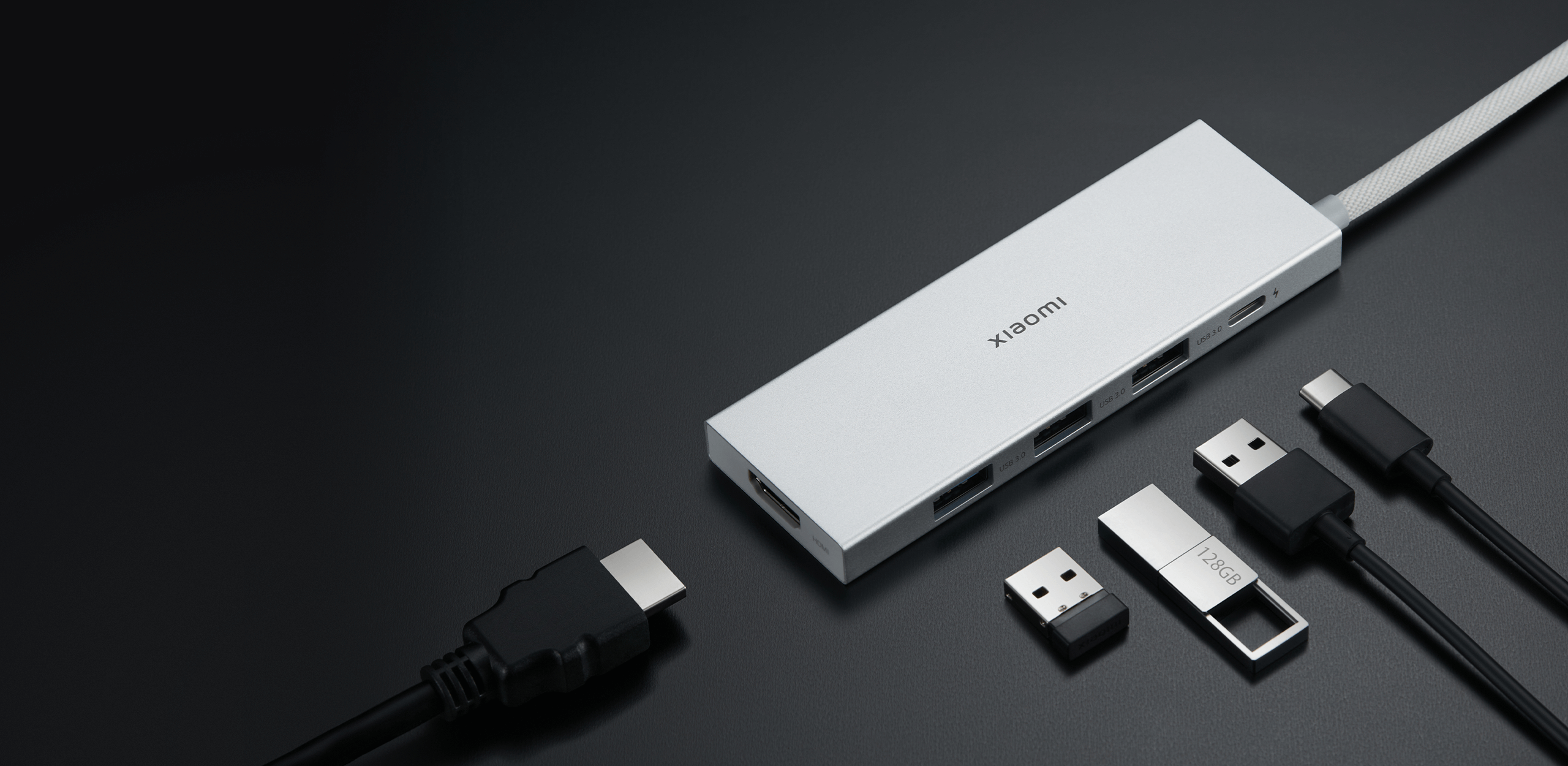 USB-C хъб Xiaomi 5-in-1 Type-C Hub на бюро с включени HDMI кабел, USB флашка и USB устройства