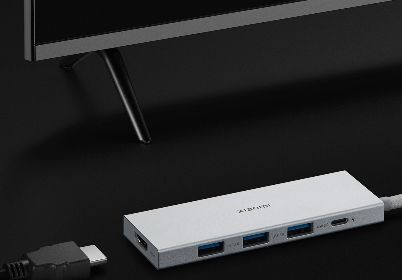 Xiaomi 5-in-1 Type-C Hub, свързан с HDMI кабел към външен монитор