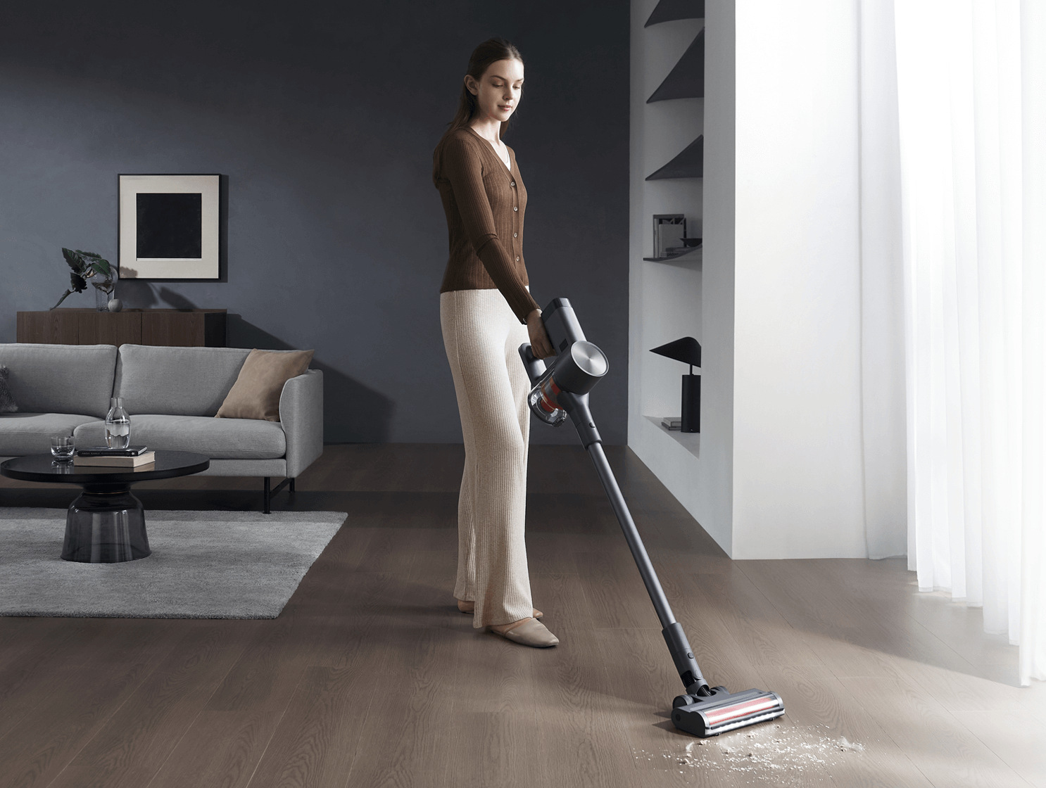 Вертикална прахосмукачка Xiaomi Vacuum Cleaner G20 Max при почистване на дневна