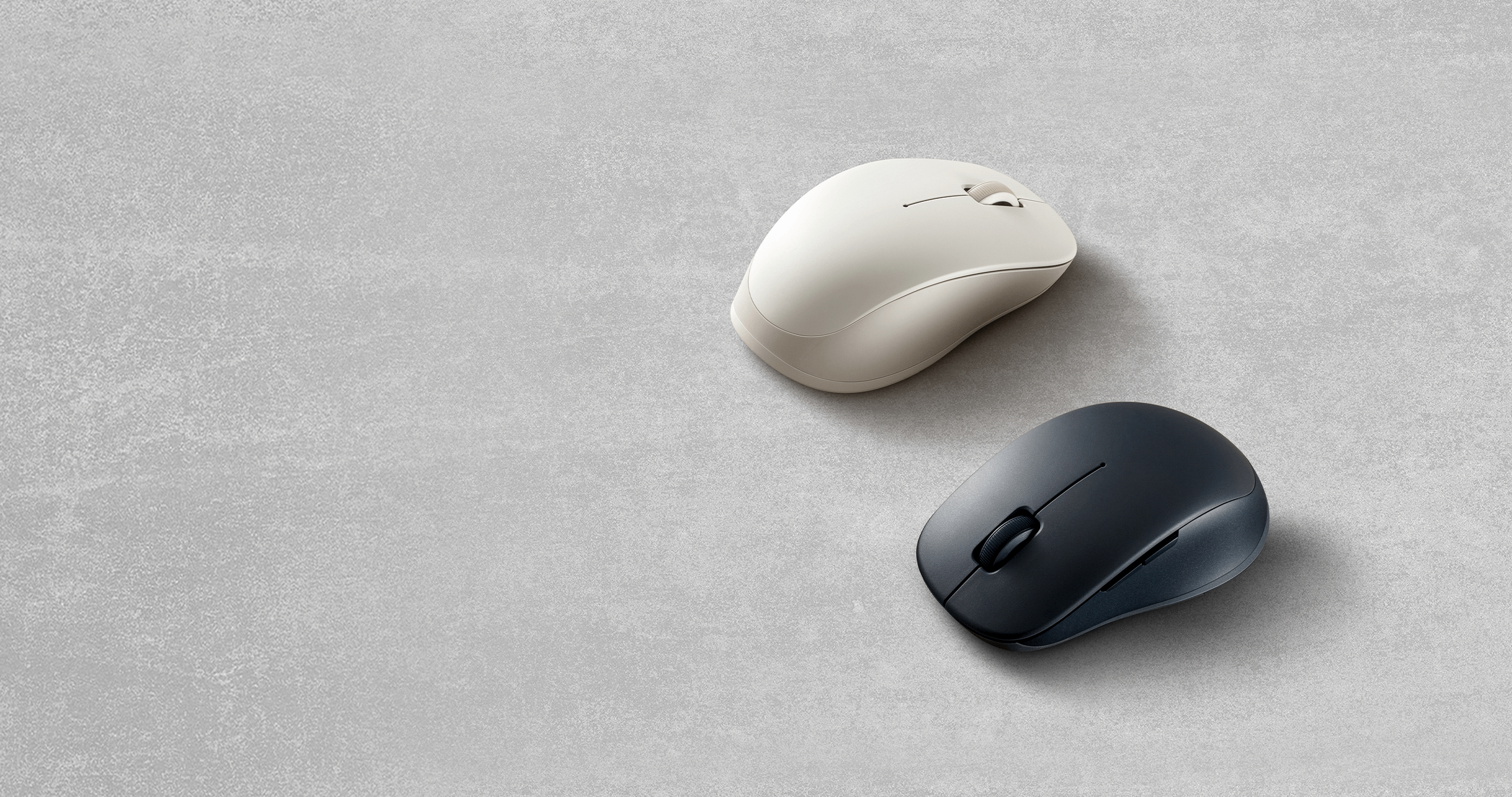 Безжична мишка Xiaomi Dual-mode Wireless Mouse 2 в бял и черен цвят върху сиво бюро