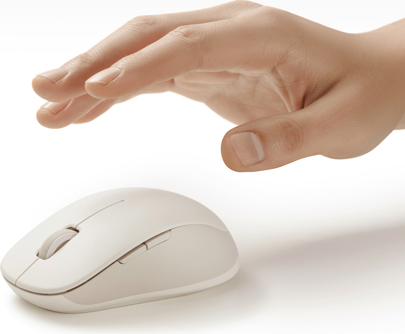 Ръка над бялата Xiaomi Dual-mode Wireless Mouse 2 показва ергономичната симетрична форма