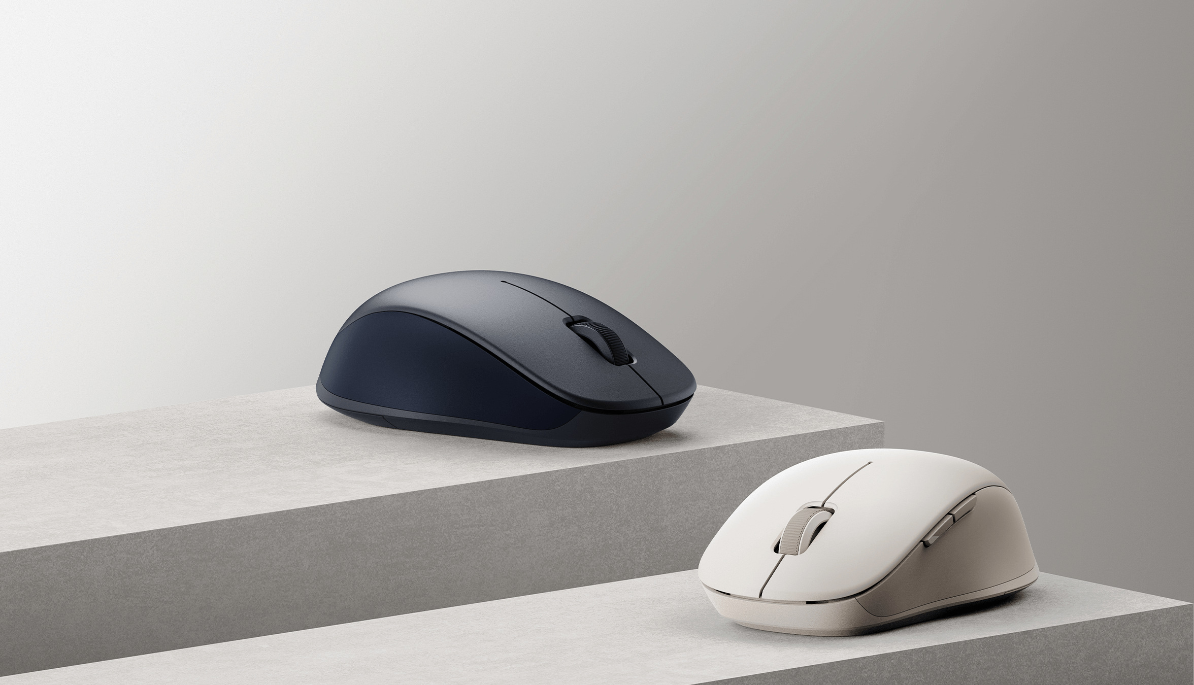Xiaomi Dual-mode Wireless Mouse 2 в цветове Black и White една до друга