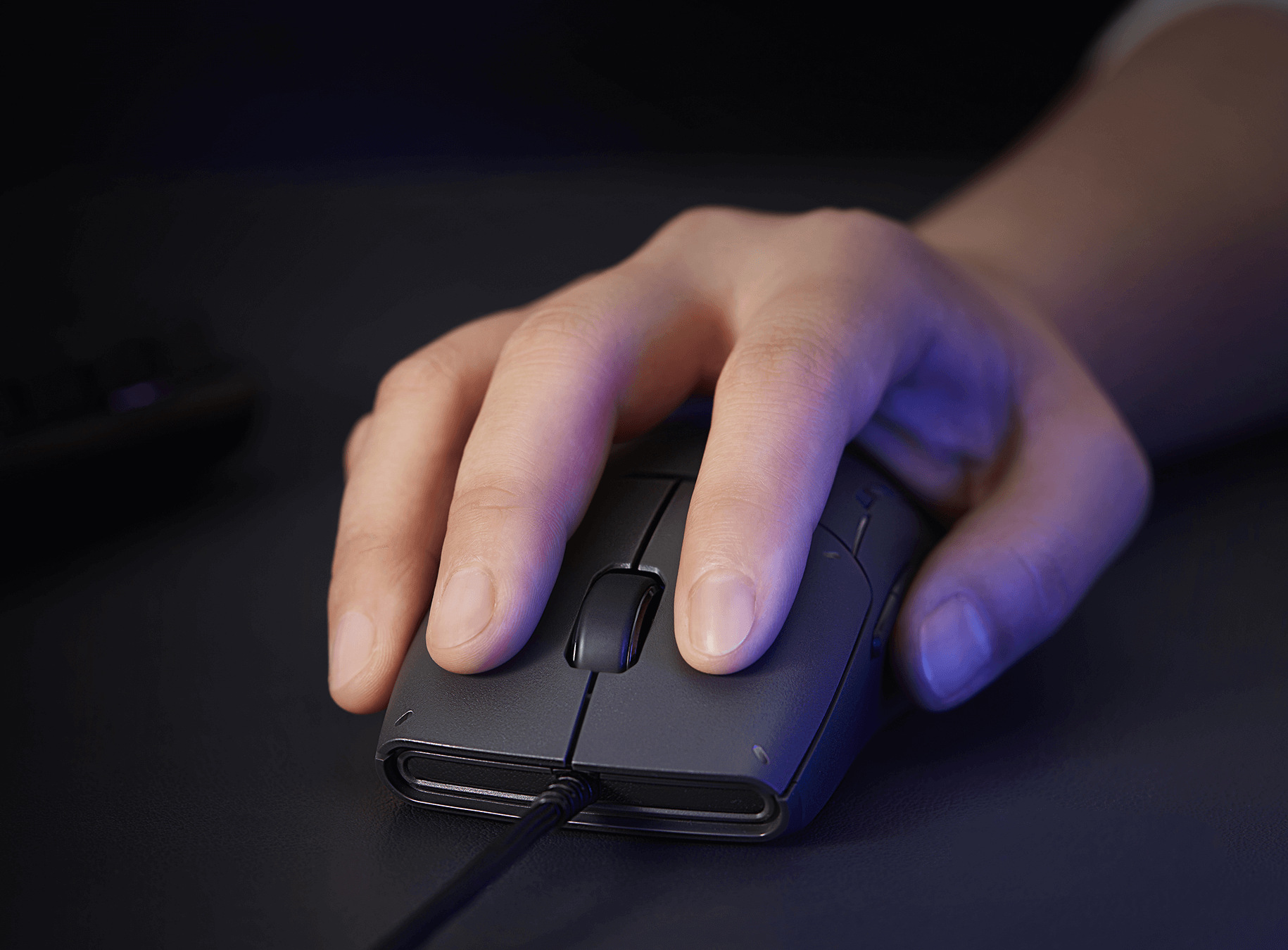 Ръка върху лекия корпус на мишката Xiaomi Gaming Mouse Lite