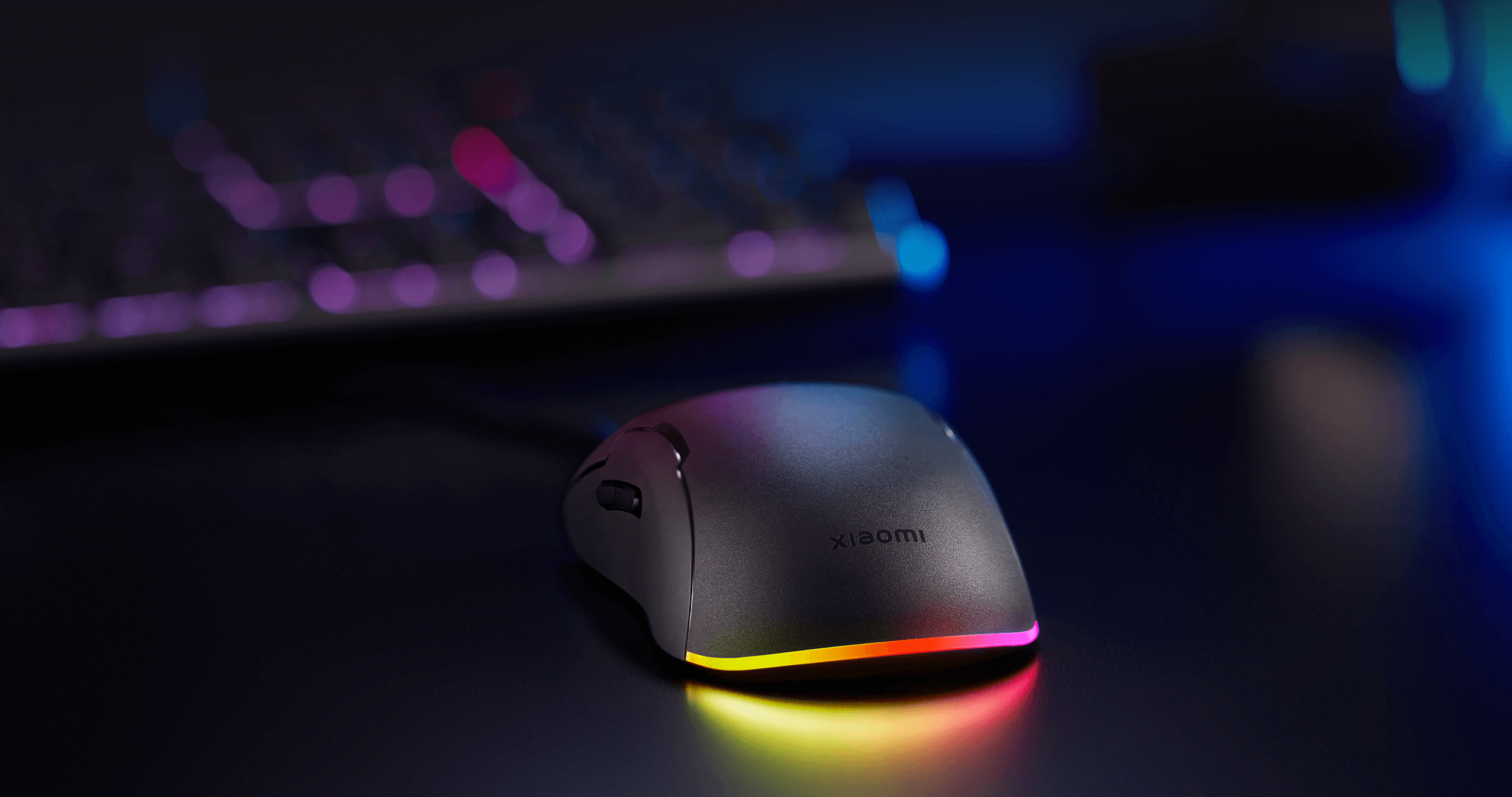 RGB осветлението на Xiaomi Gaming Mouse Lite свети в няколко цвята до гейминг клавиатура