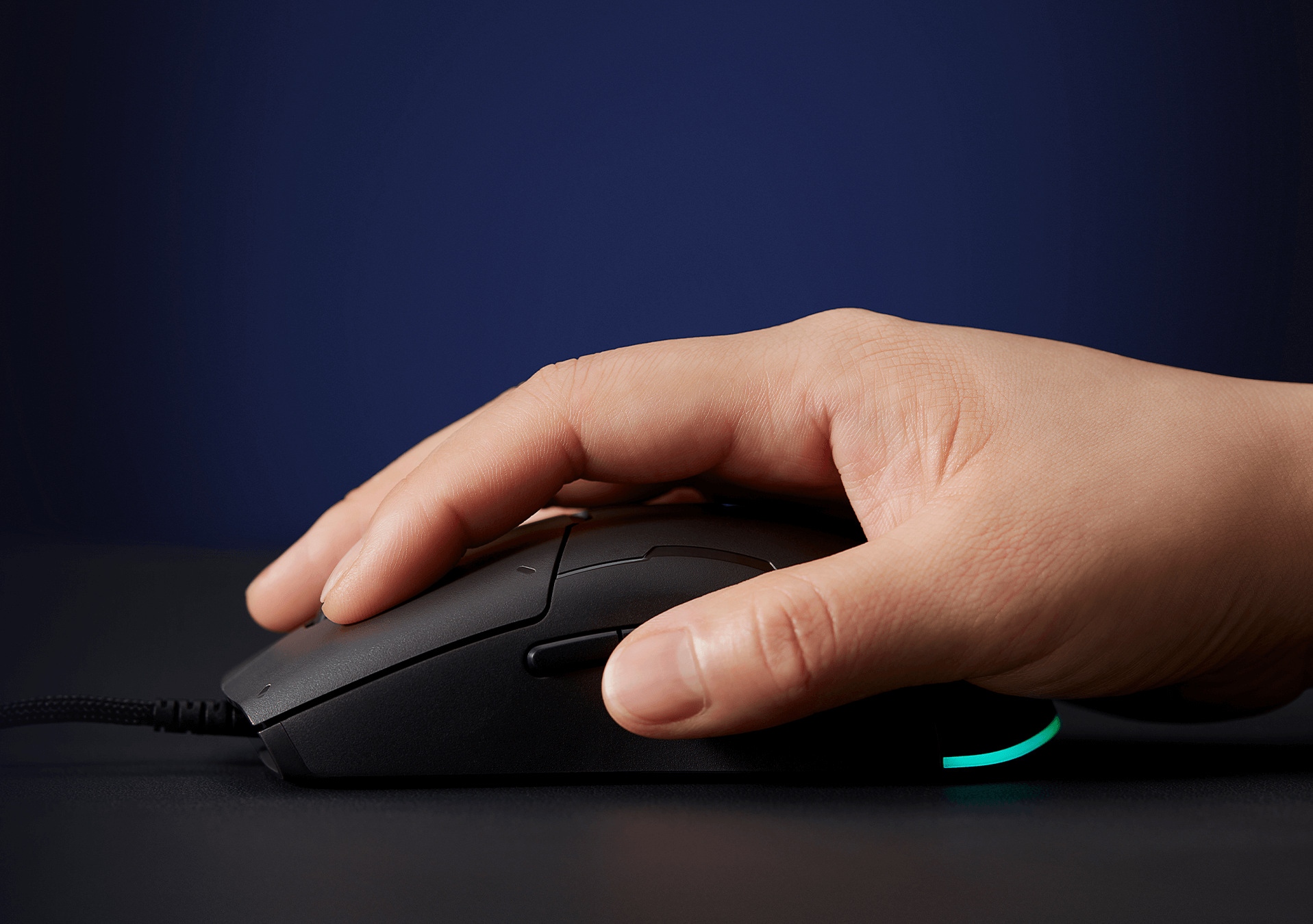 Ергономичната форма на Xiaomi Gaming Mouse Lite, обхваната от дланта на играч