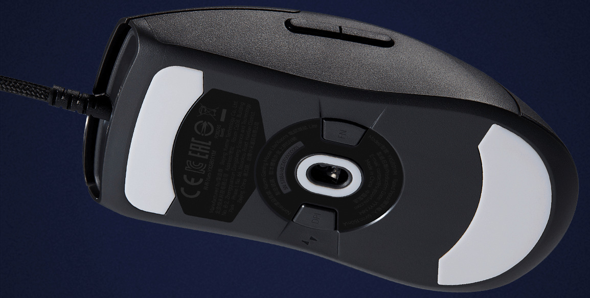 Долната страна на Xiaomi Gaming Mouse Lite с износоустойчивите плъзгачи от Teflon