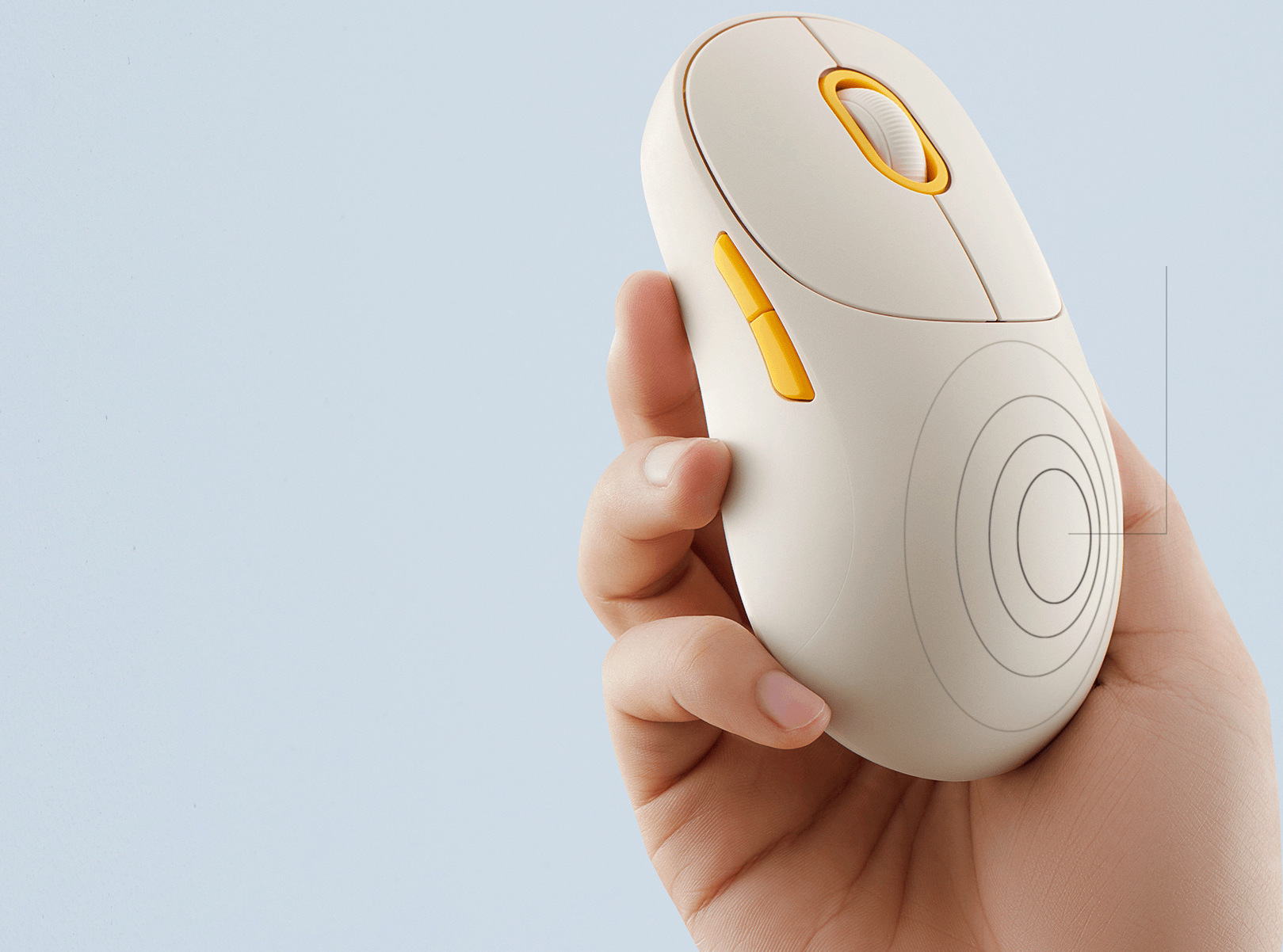 Ръка държи безжичната мишка Xiaomi Wireless Mouse 3 в млечнобяло