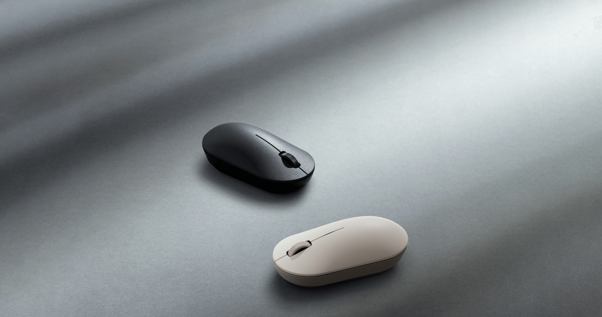 Безжична мишка Xiaomi Wireless Mouse Lite 2 в два цвята върху бюро