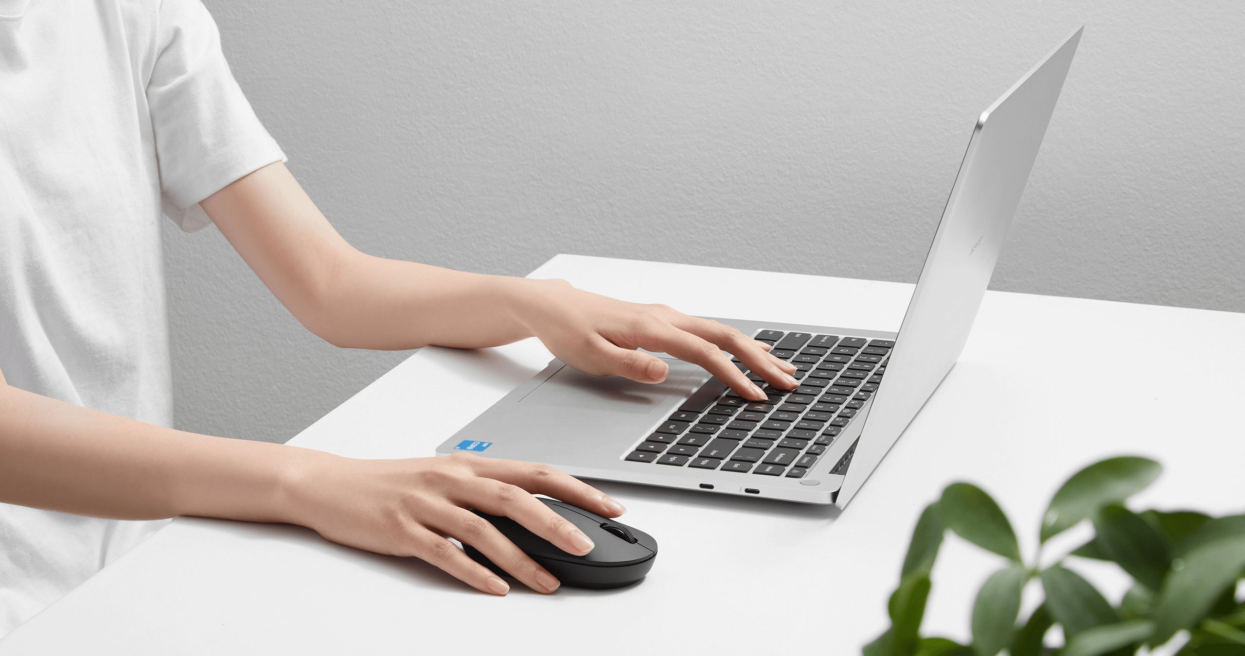 Xiaomi Wireless Mouse Lite 2 до лаптоп на подредено работно бюро