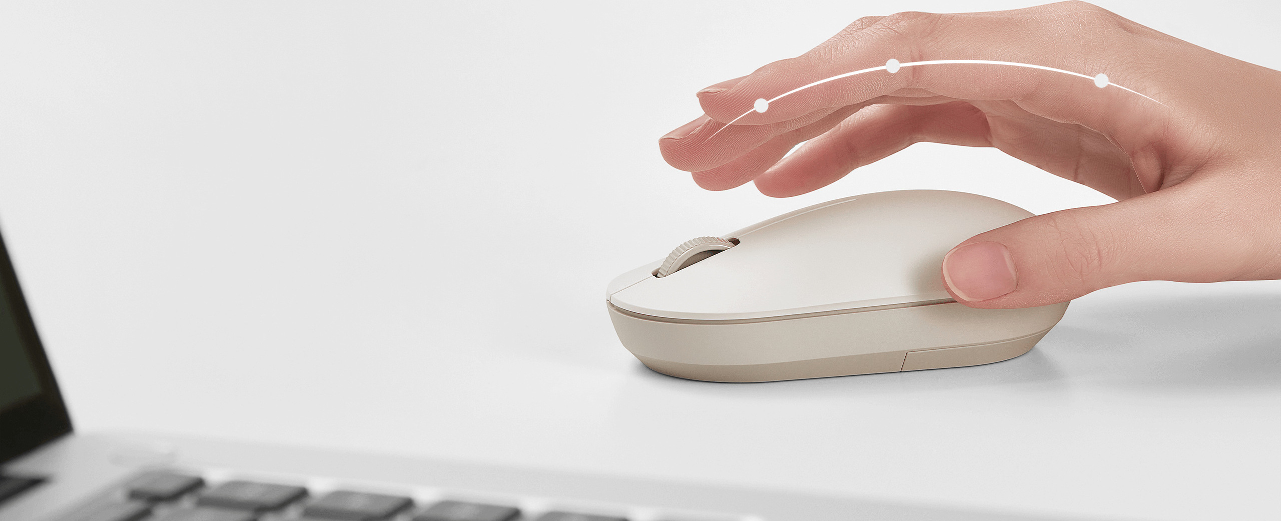 Ръка, поставена върху безжичната мишка Xiaomi Wireless Mouse Lite 2