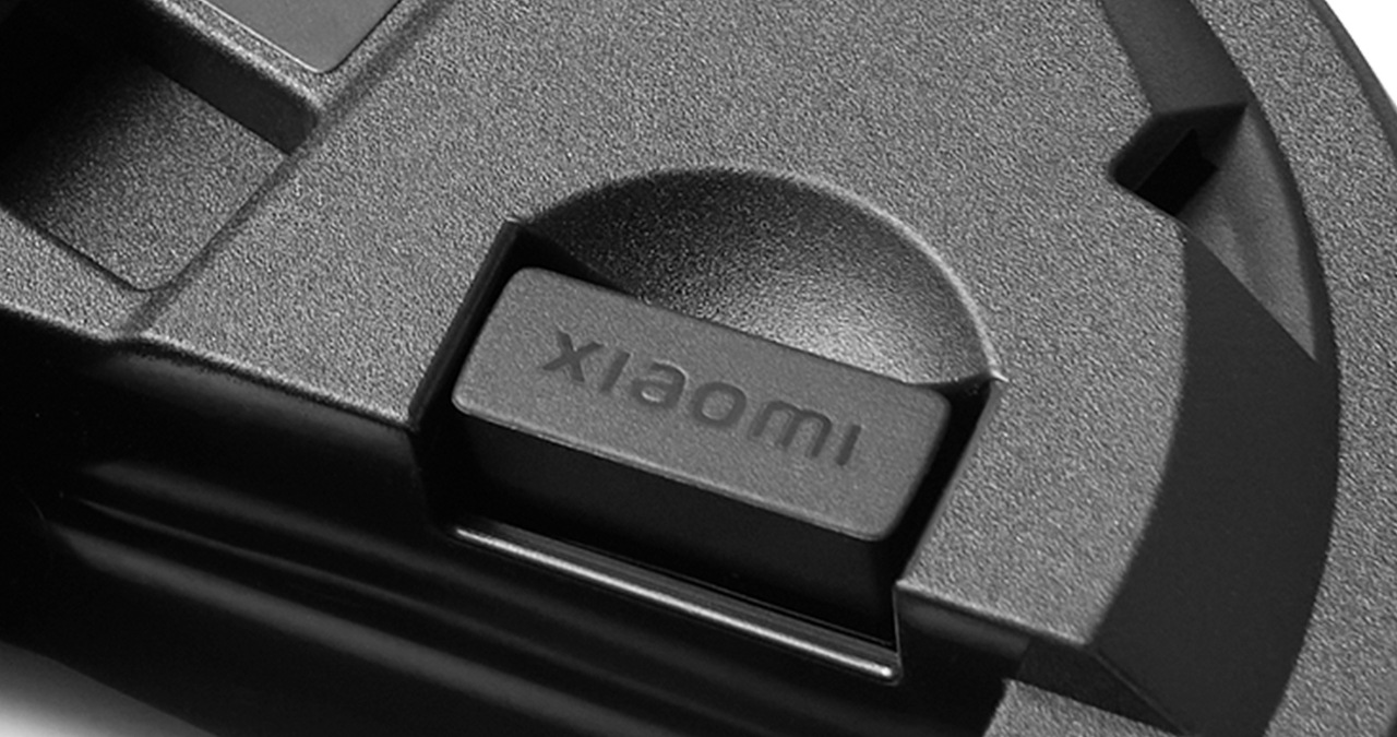 Отделение за нано приемника от долната страна на Xiaomi Wireless Mouse Lite 2