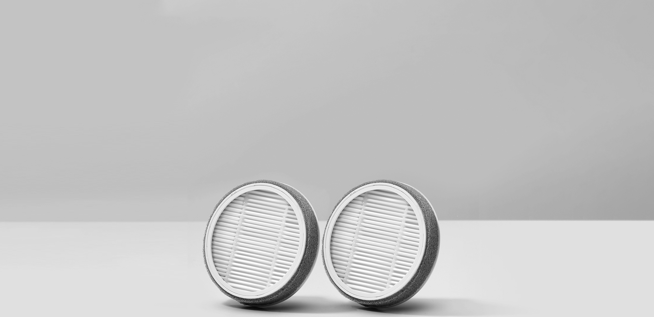 Двата филтъра от комплекта Xiaomi Dust Mite Vacuum Cleaner Pro Filter (2 броя)