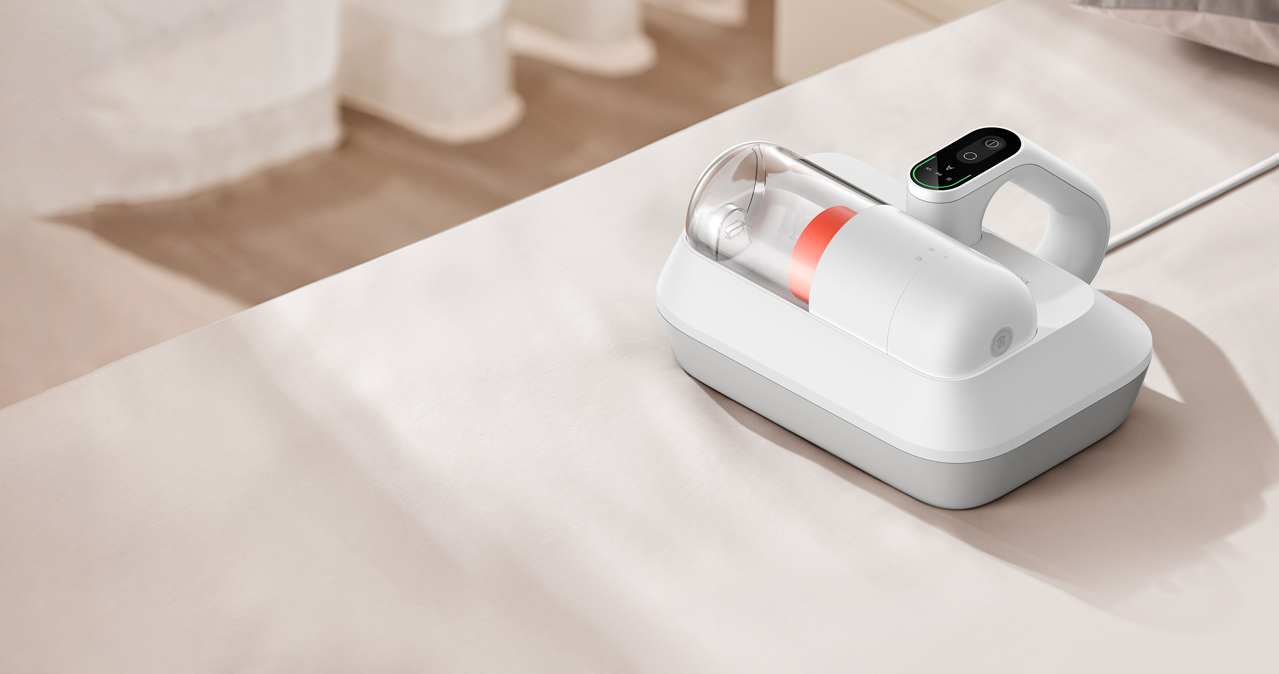Прахосмукачка за акари Xiaomi Dust Mite Vacuum Cleaner Pro, поставена върху оправено легло
