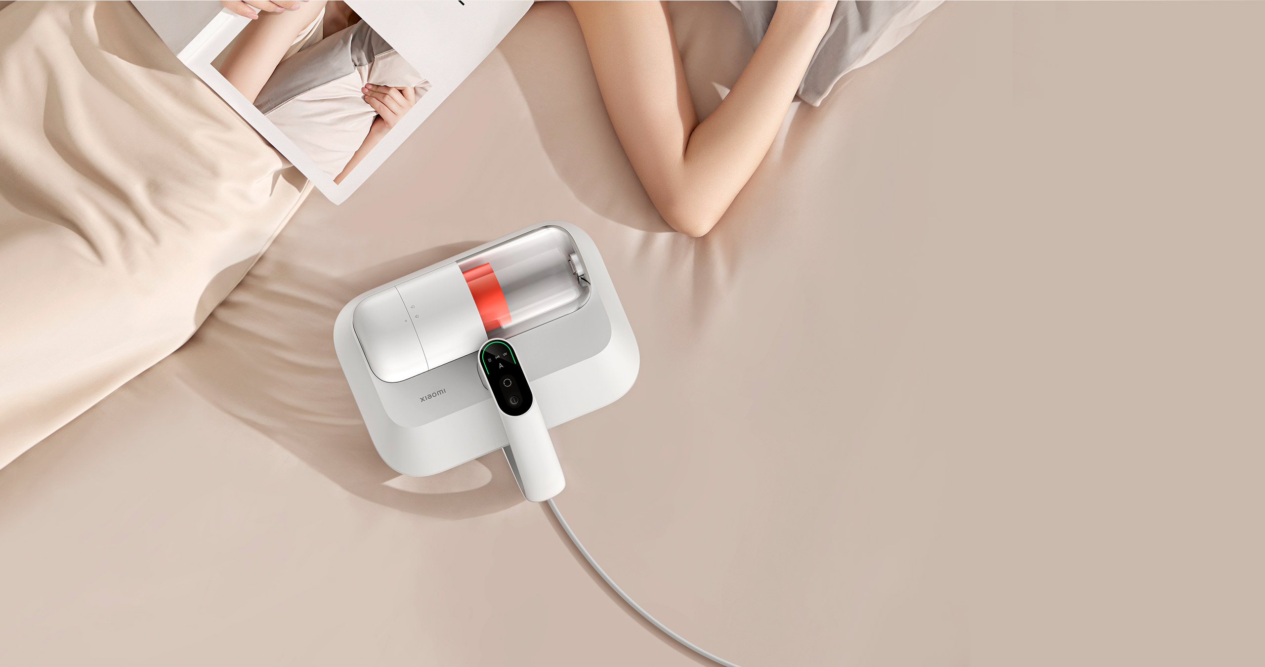 Xiaomi Dust Mite Vacuum Cleaner Pro върху легло с UV стерилизация на спалното бельо
