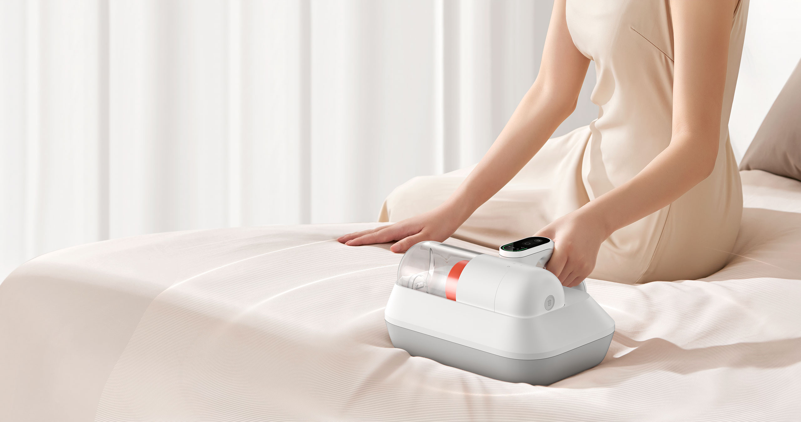 Жена почиства матрака си с Xiaomi Dust Mite Vacuum Cleaner Pro и сушене с горещ въздух
