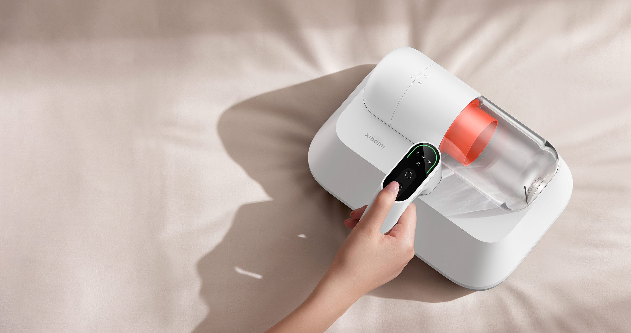 Ръка натиска бутона на LED дисплея с трицветен индикатор на Xiaomi Dust Mite Vacuum Cleaner Pro