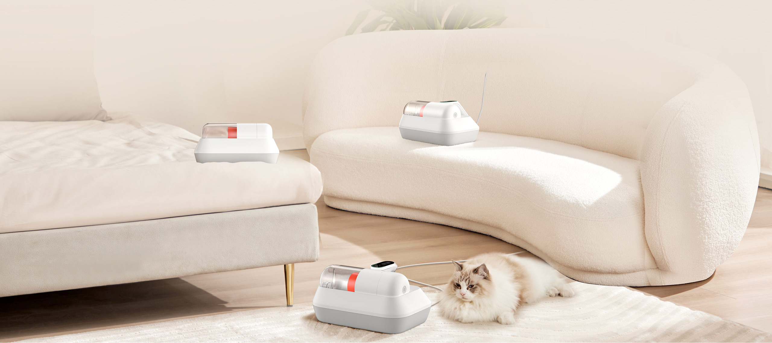 Xiaomi Dust Mite Vacuum Cleaner Pro почиства диван и пуф в дневната