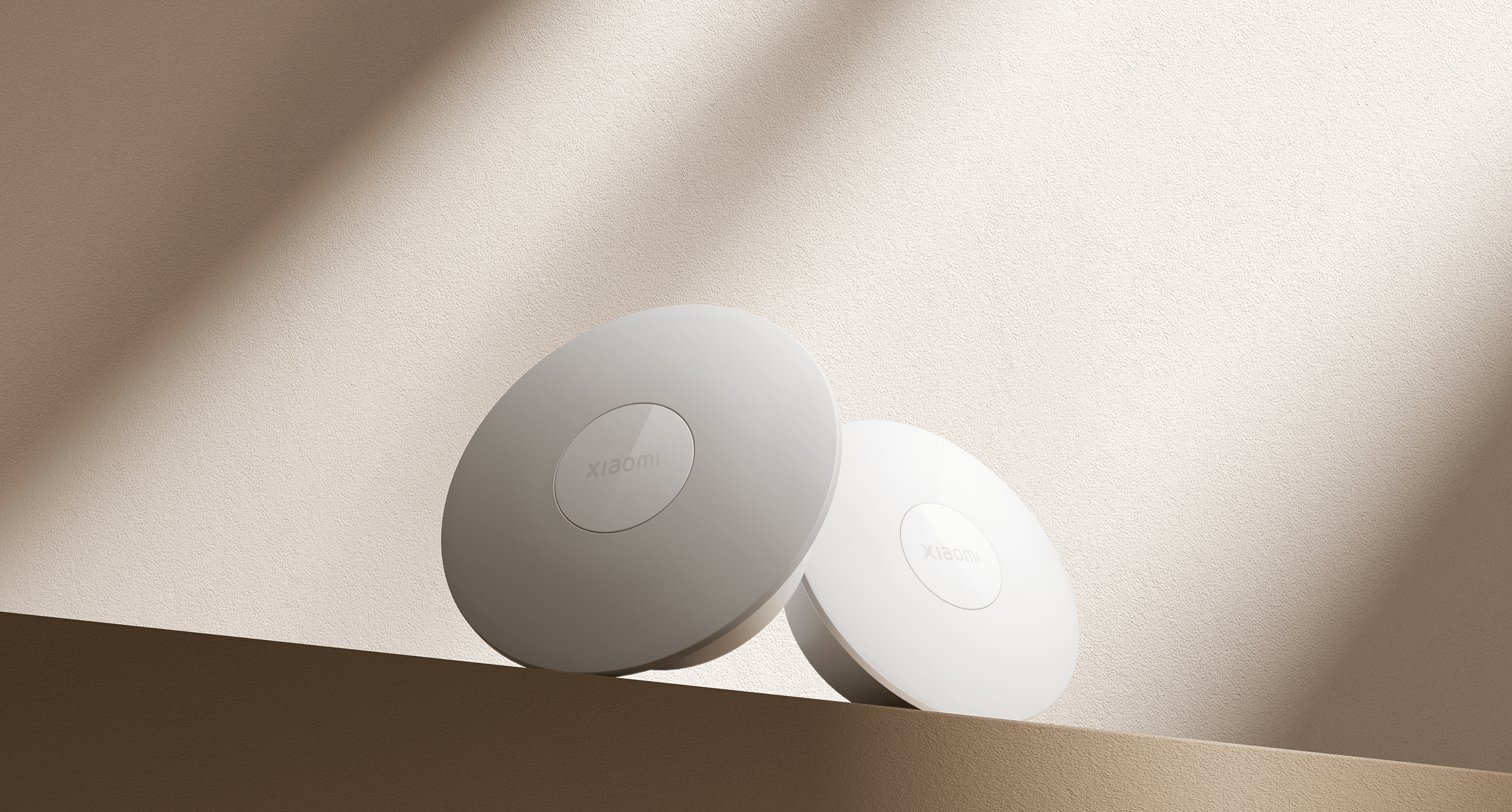 Две нощни лампи Xiaomi Night Light 3 върху топло осветена стена