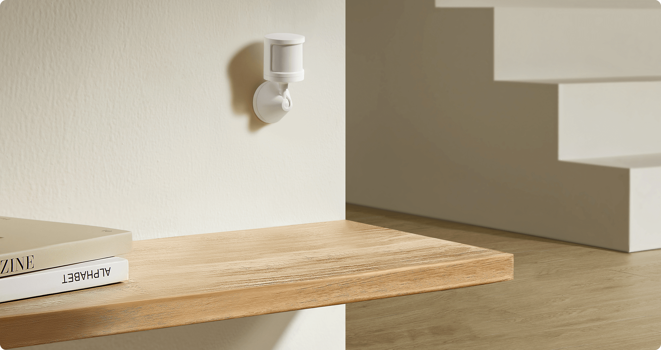 Xiaomi Motion Sensor 2S, монтиран на стена с регулируем ъгъл