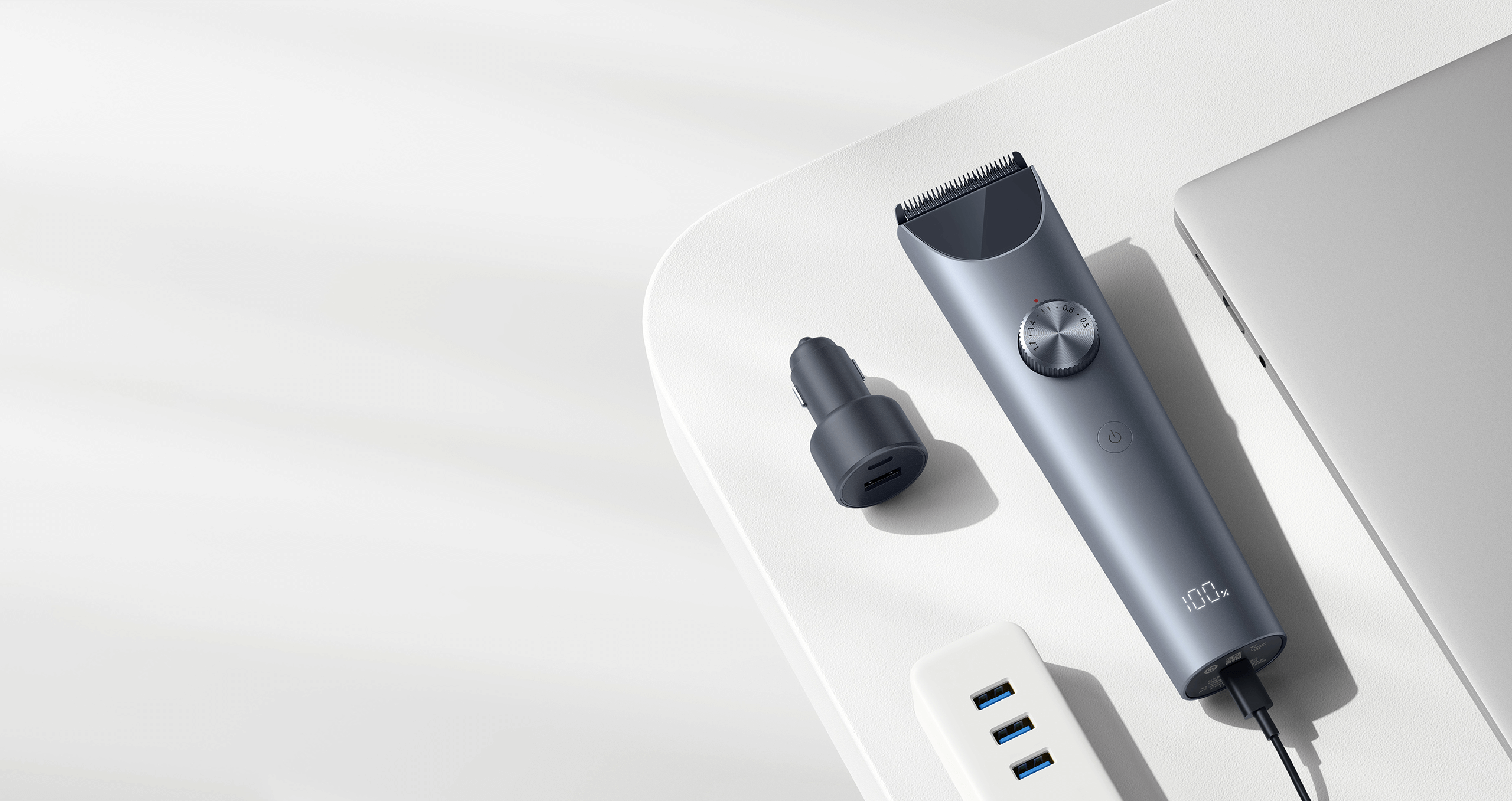 Xiaomi Hair Clipper 2 се зарежда през USB Type-C до лаптоп