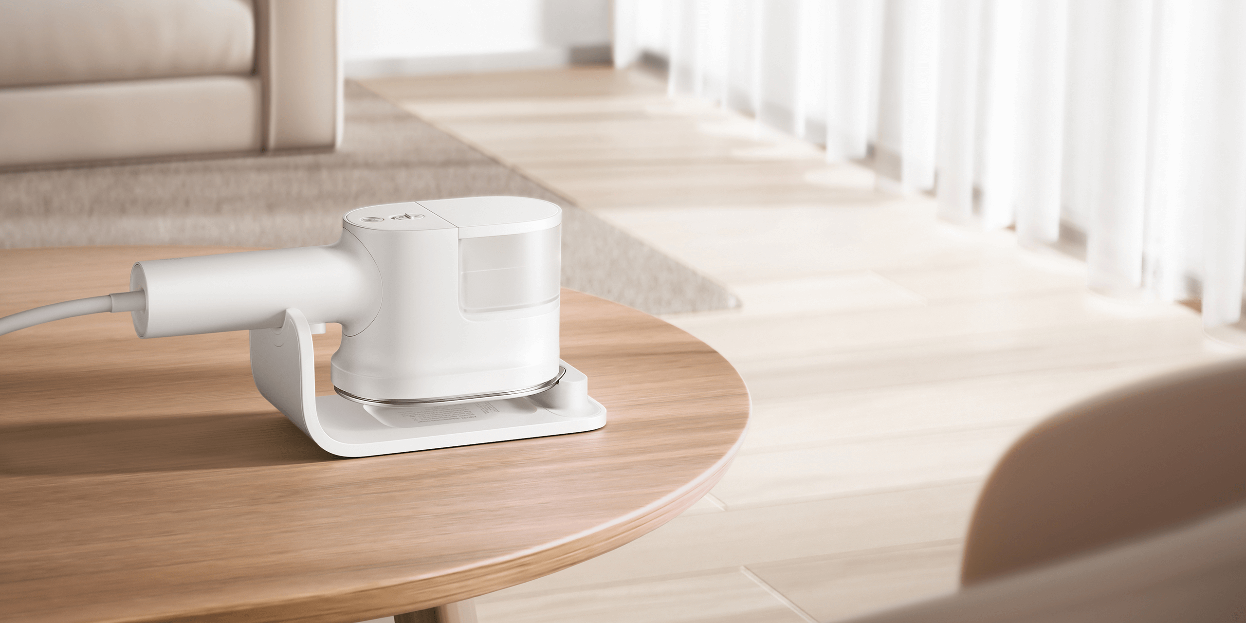 Ръчна парна ютия Xiaomi Handheld Steam Iron върху дървена маса