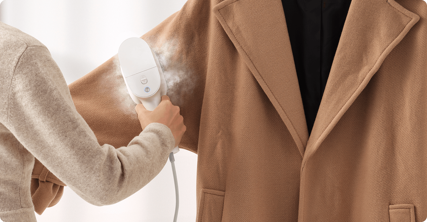 Xiaomi Handheld Steam Iron изглажда с парен удар вълнено палто