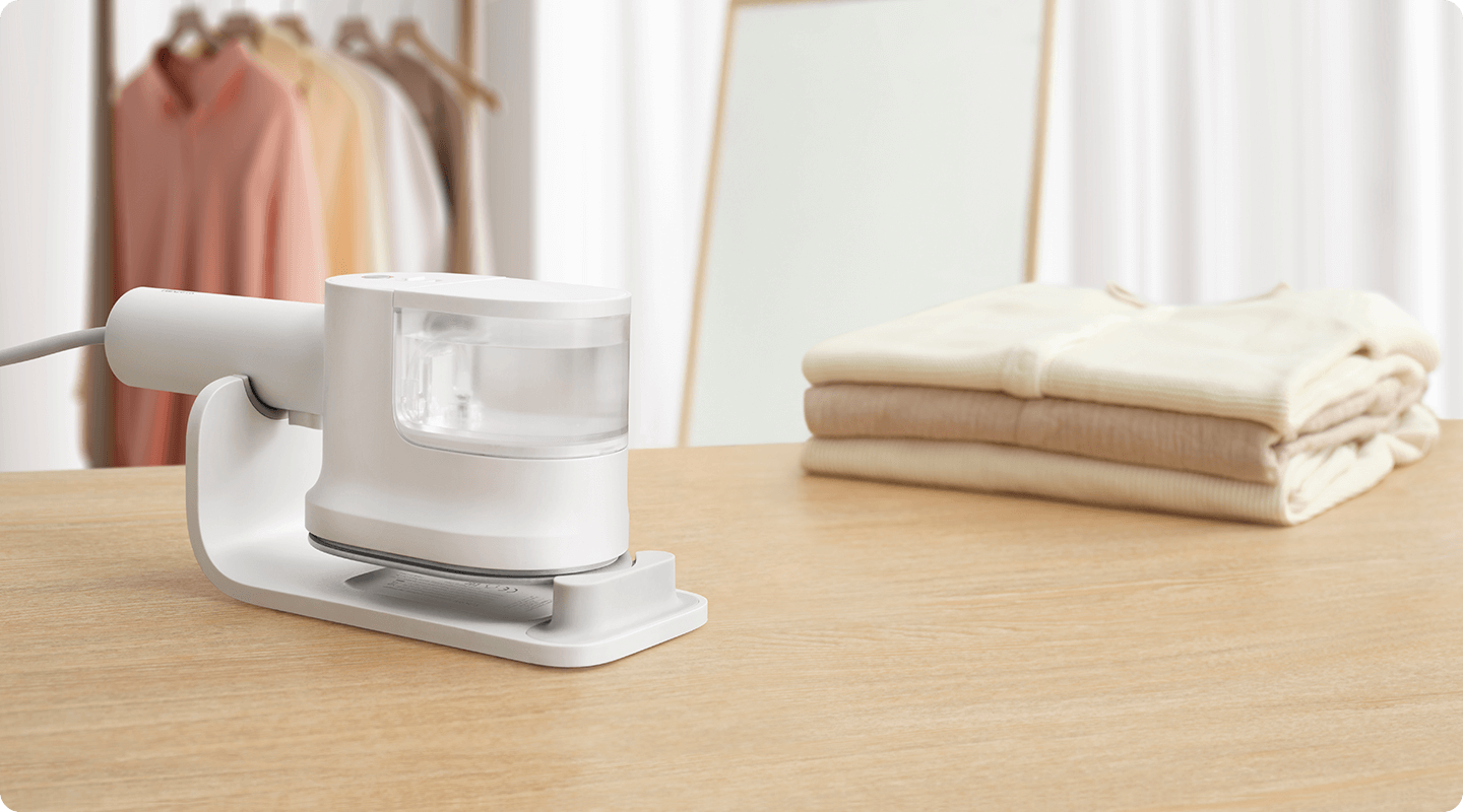 Xiaomi Handheld Steam Iron върху изолираната си основа с автоматично изключване