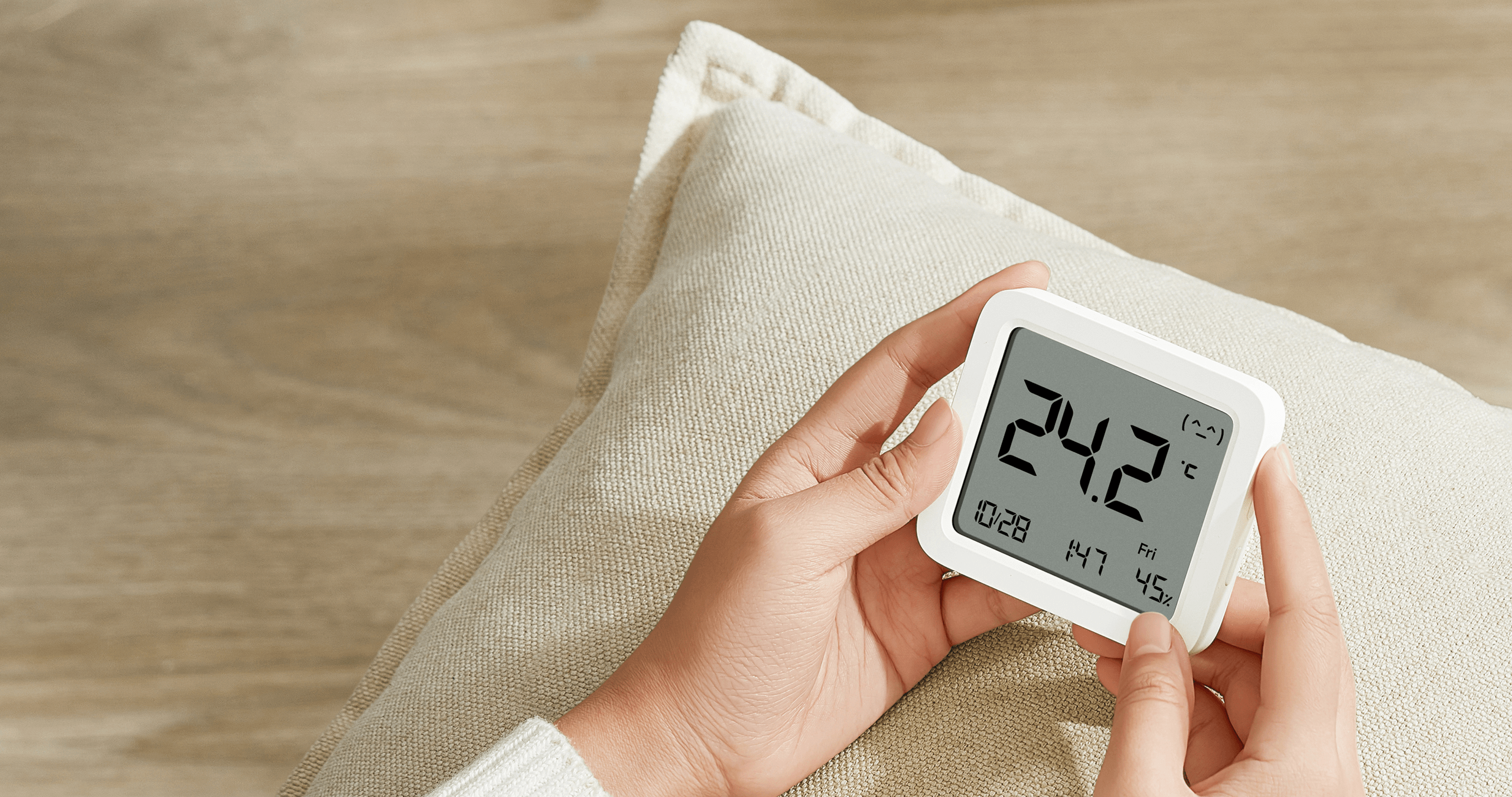 Голям LCD дисплей на Xiaomi Smart Temperature and Humidity Monitor 3 в ръка