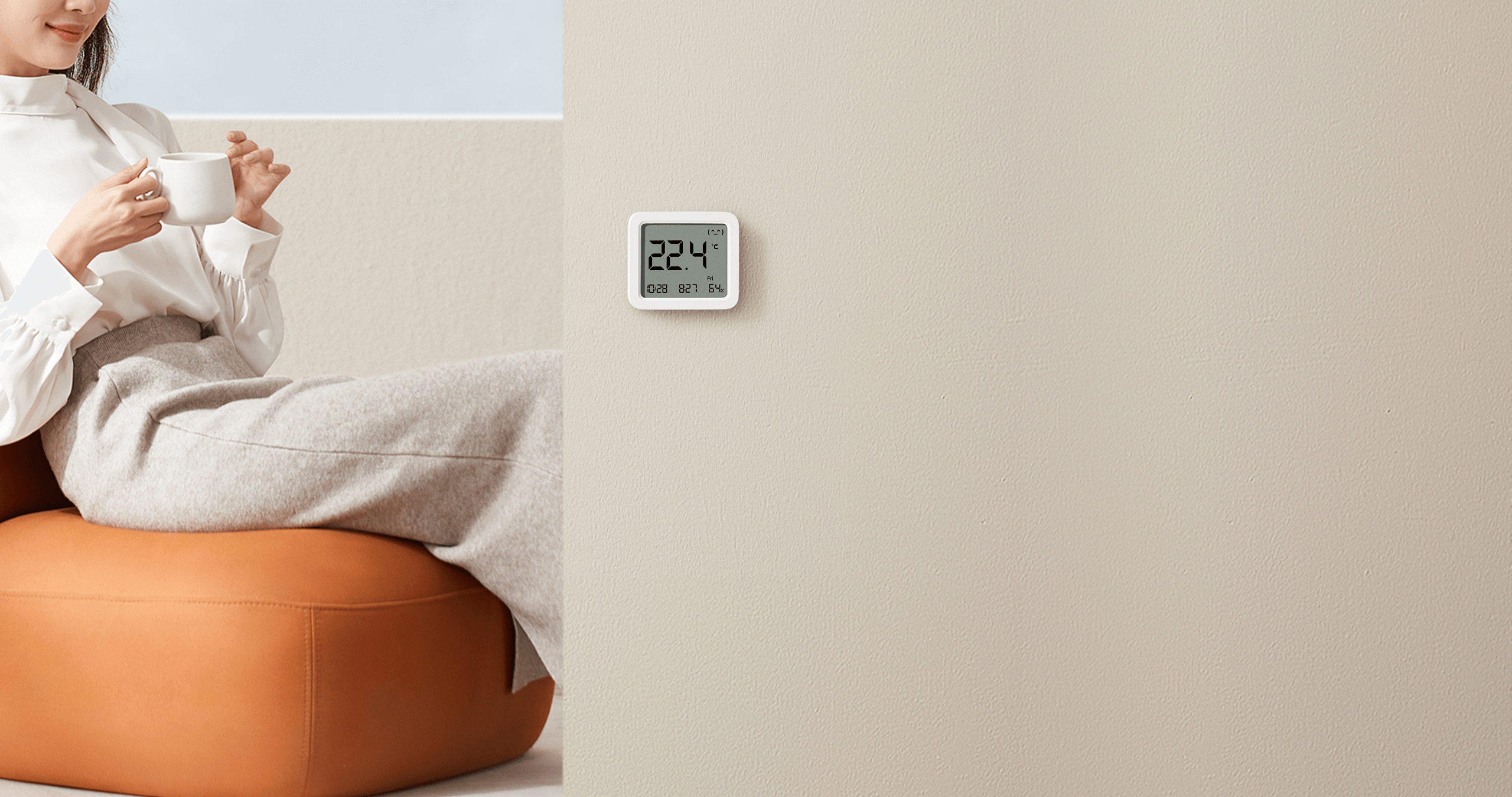 Xiaomi Smart Temperature and Humidity Monitor 3, закрепен на стената в дневната