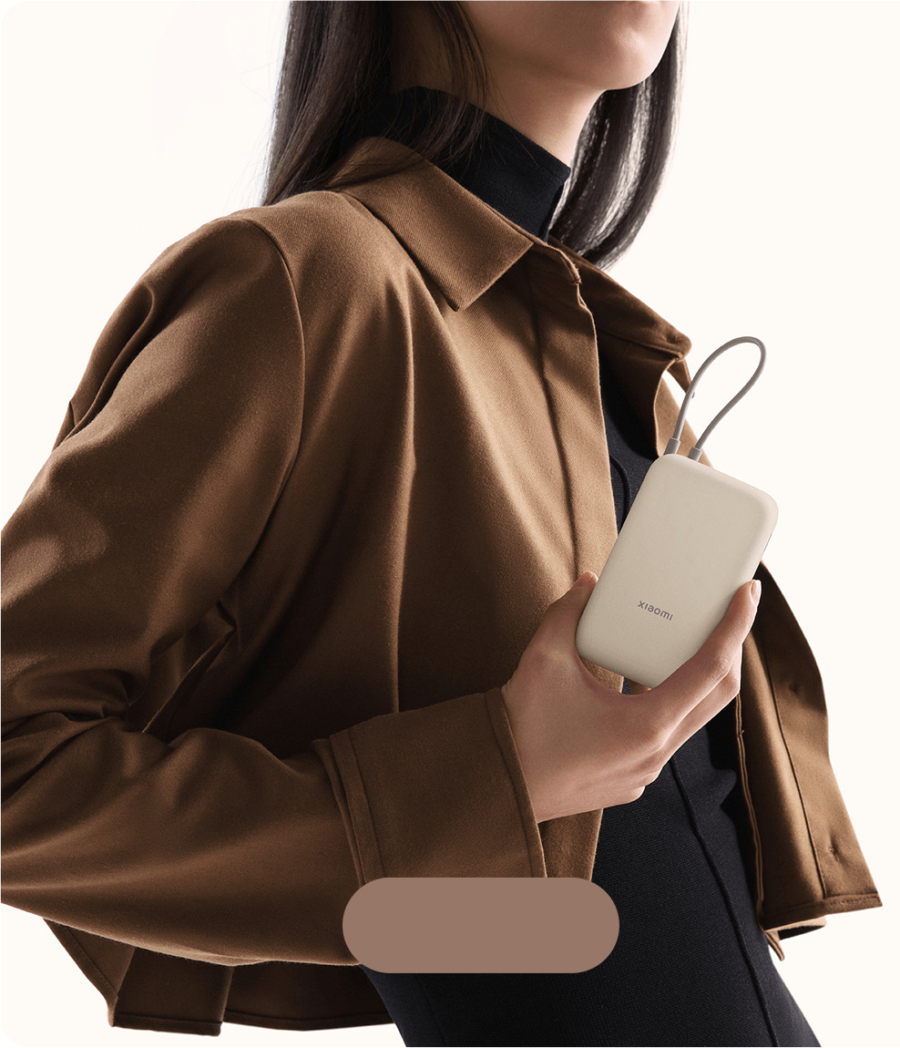 Външна батерия Xiaomi Power Bank 10000mAh (Integrated Cable) в цвят Tan в ръка