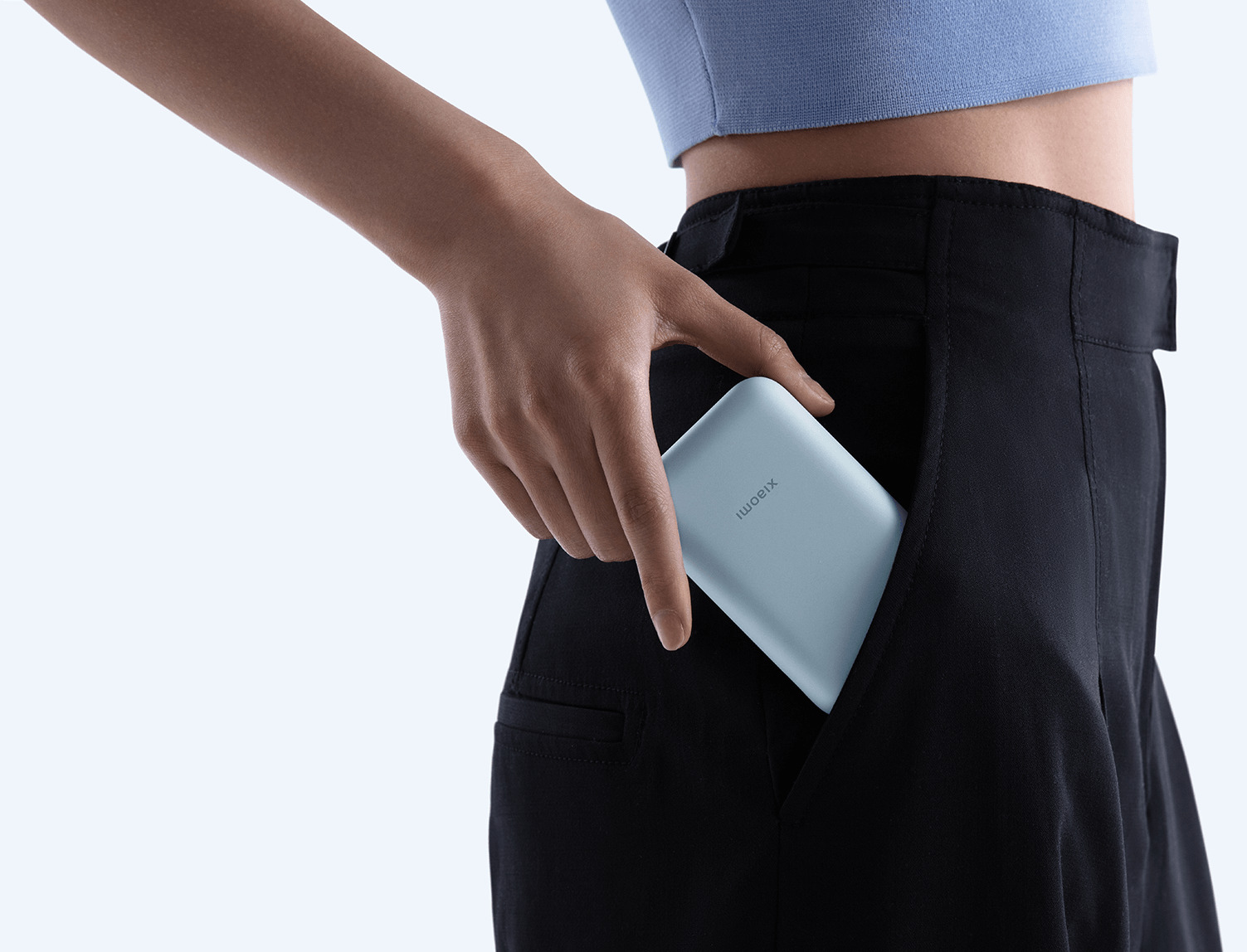 Компактна външна батерия Xiaomi Power Bank 10000mAh (Integrated Cable) в джоб