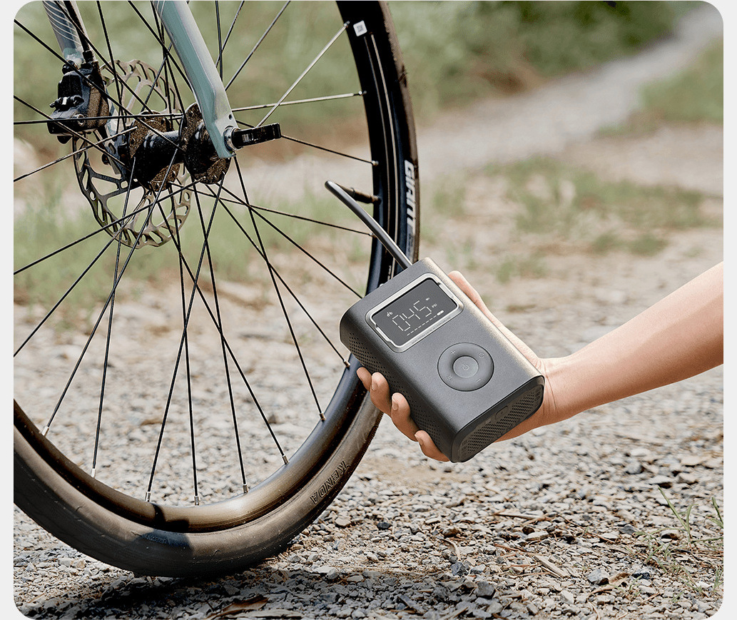 Xiaomi Portable Electric Air Compressor 2 Pro напомпва гума на велосипед на открито