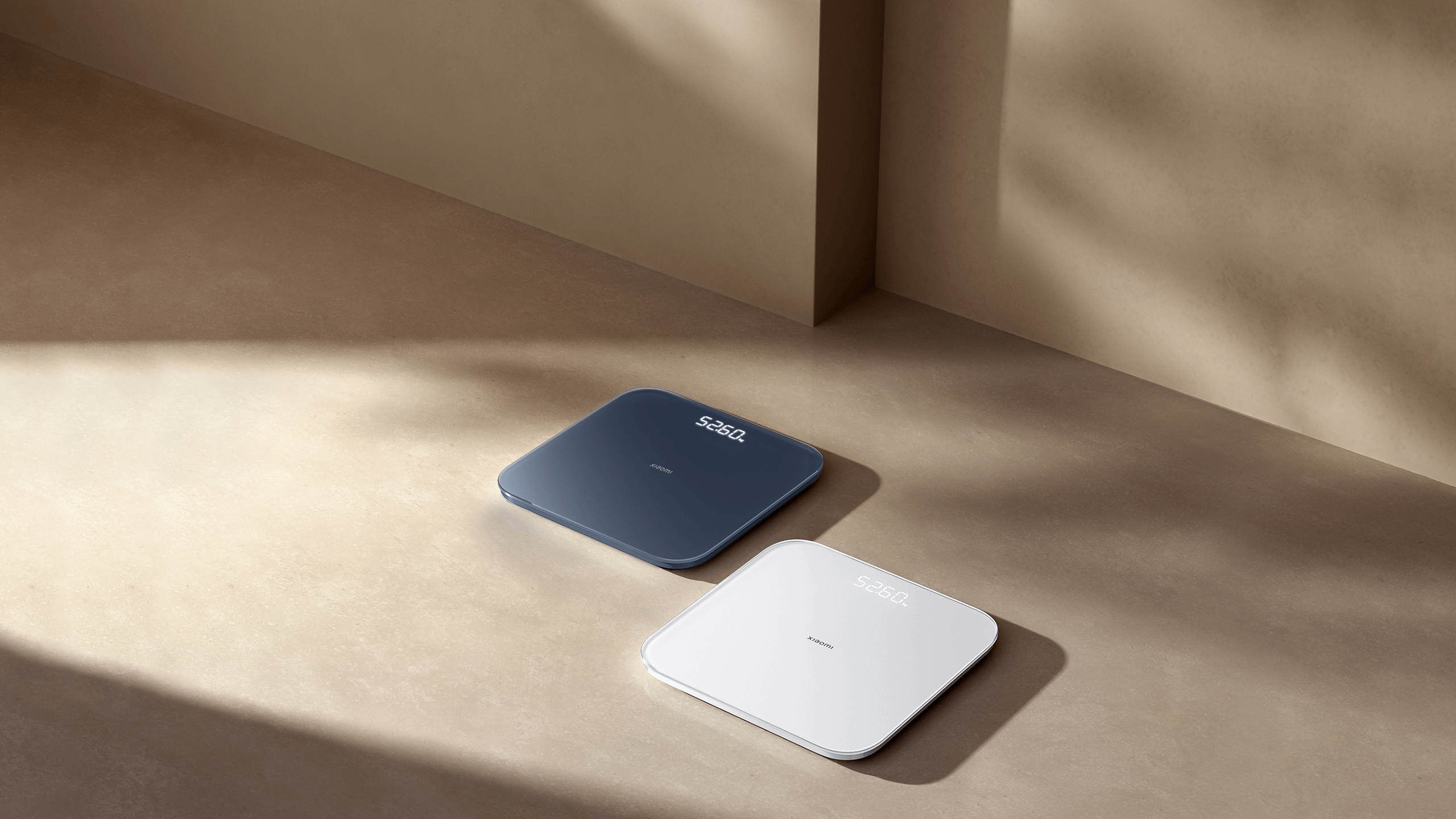 Xiaomi Smart Scale S200 в бял и тъмносив цвят на слънчев под в дневна