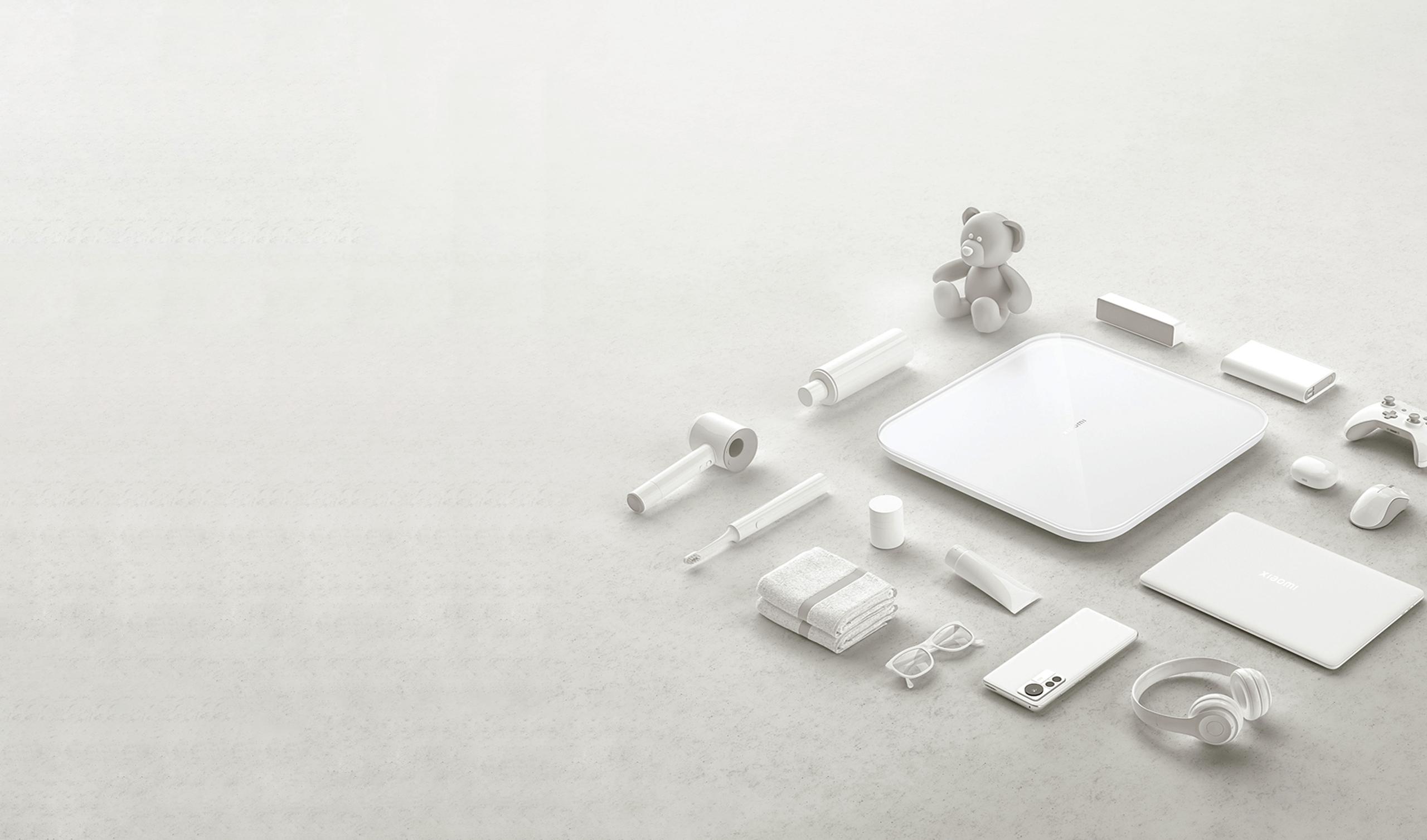 Xiaomi Smart Scale S200 сред малки предмети за домакинството върху светла повърхност