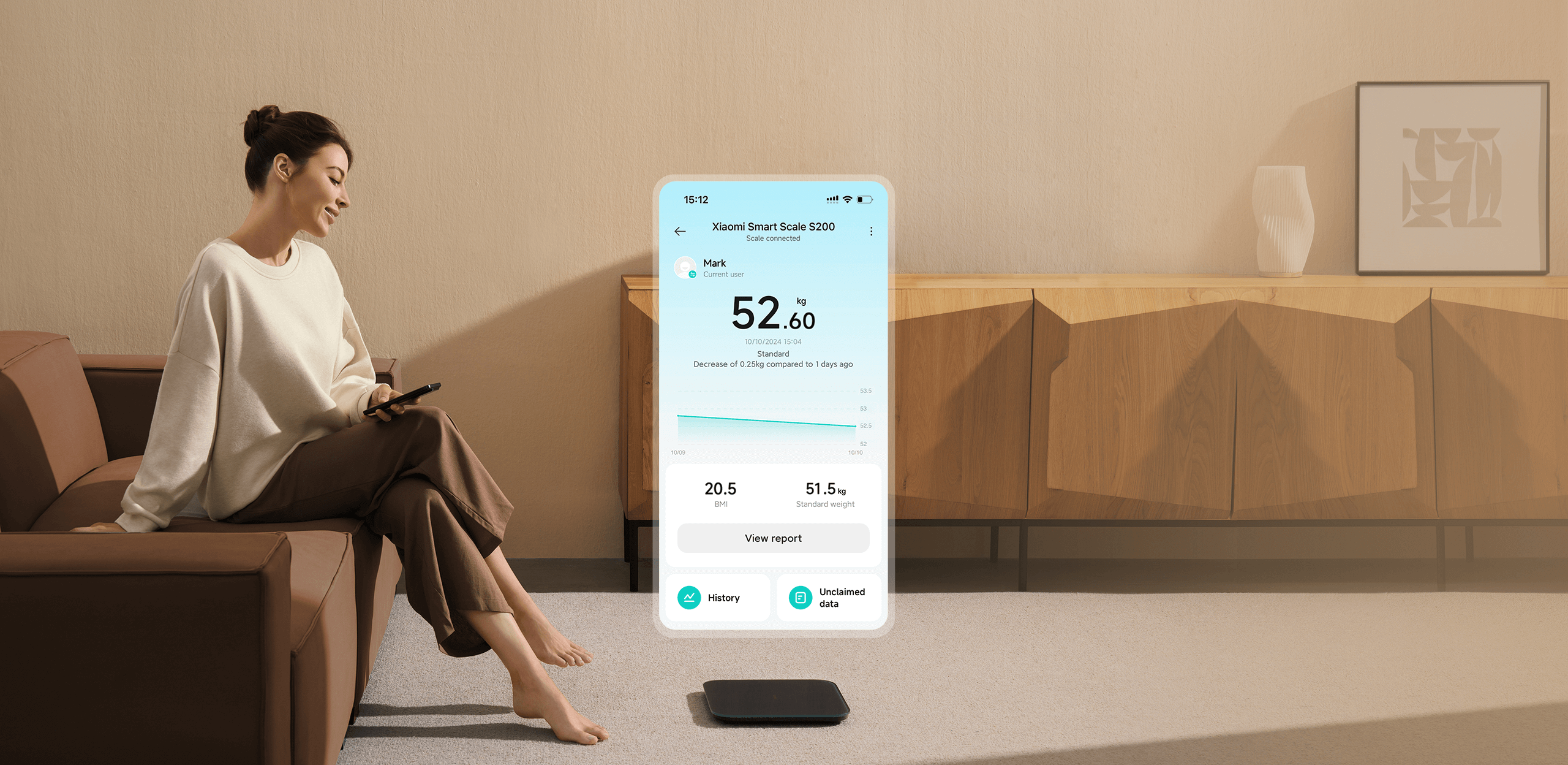 Жена преглежда данните от Xiaomi Smart Scale S200 в приложението Xiaomi Home
