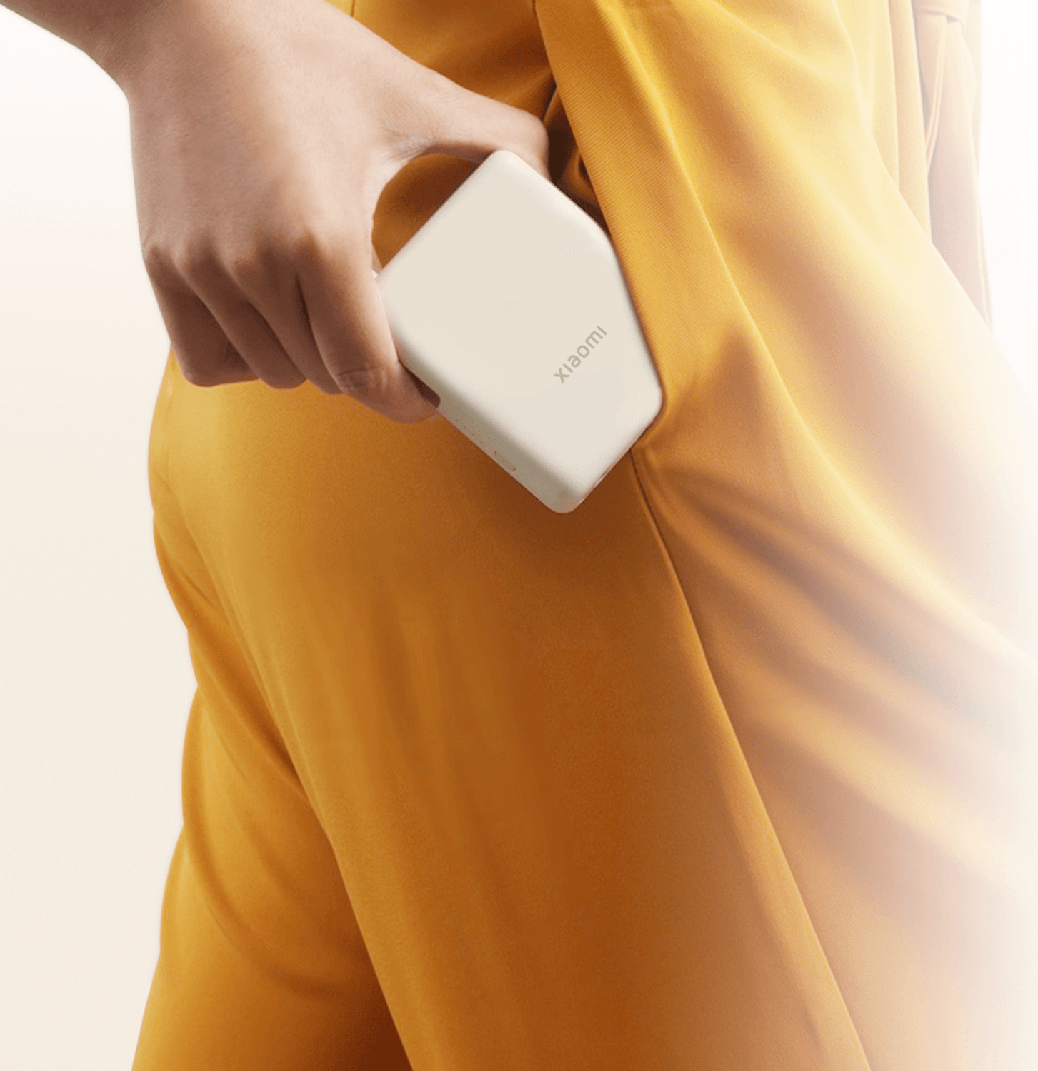 Компактната външна батерия Xiaomi 33W Power Bank 10000mAh, държана в ръка