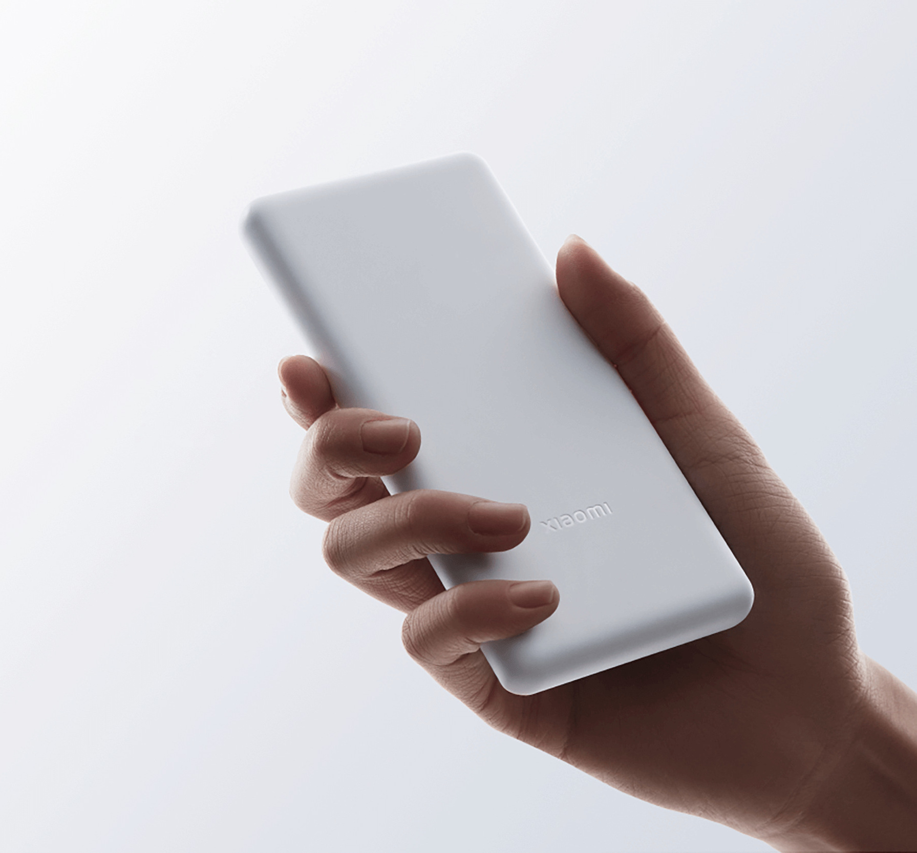 Външна батерия Xiaomi Power Bank 10000mAh 22.5W Lite, държана в ръка