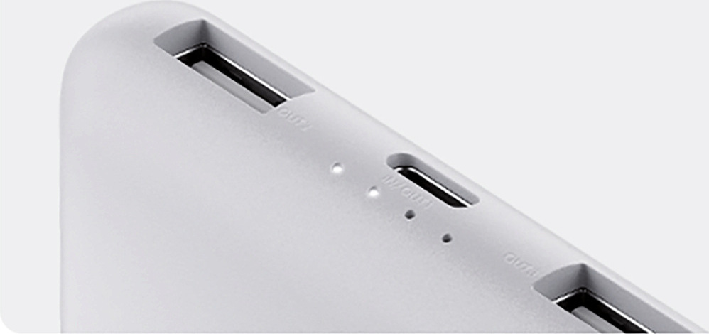 LED индикатори и портове на Xiaomi Power Bank 10000mAh 22.5W Lite в близък план