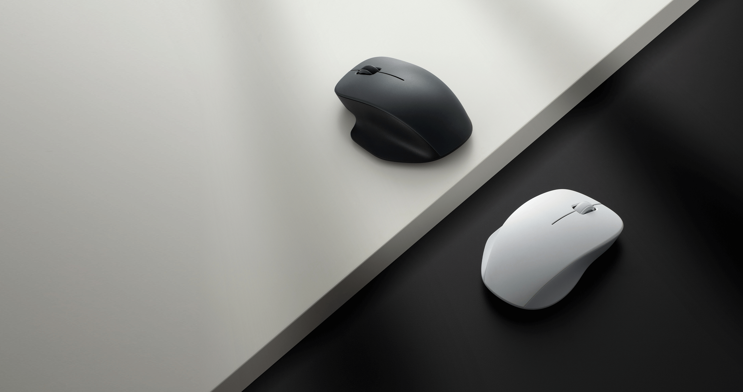 Безжична мишка Xiaomi Wireless Mouse Comfort Edition в черен и бял цвят