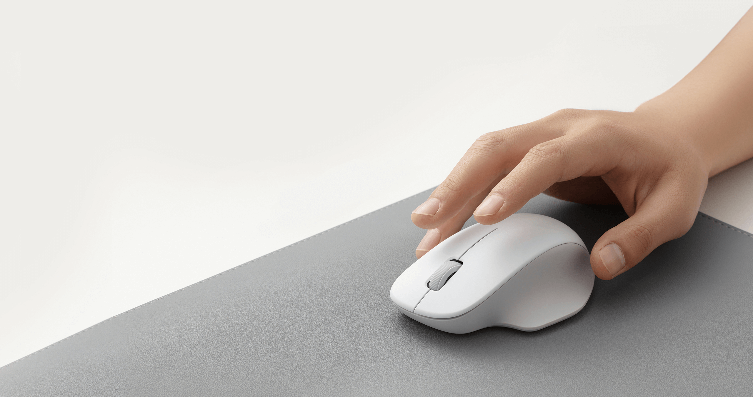 Асиметричният корпус на Xiaomi Wireless Mouse Comfort Edition в ръка